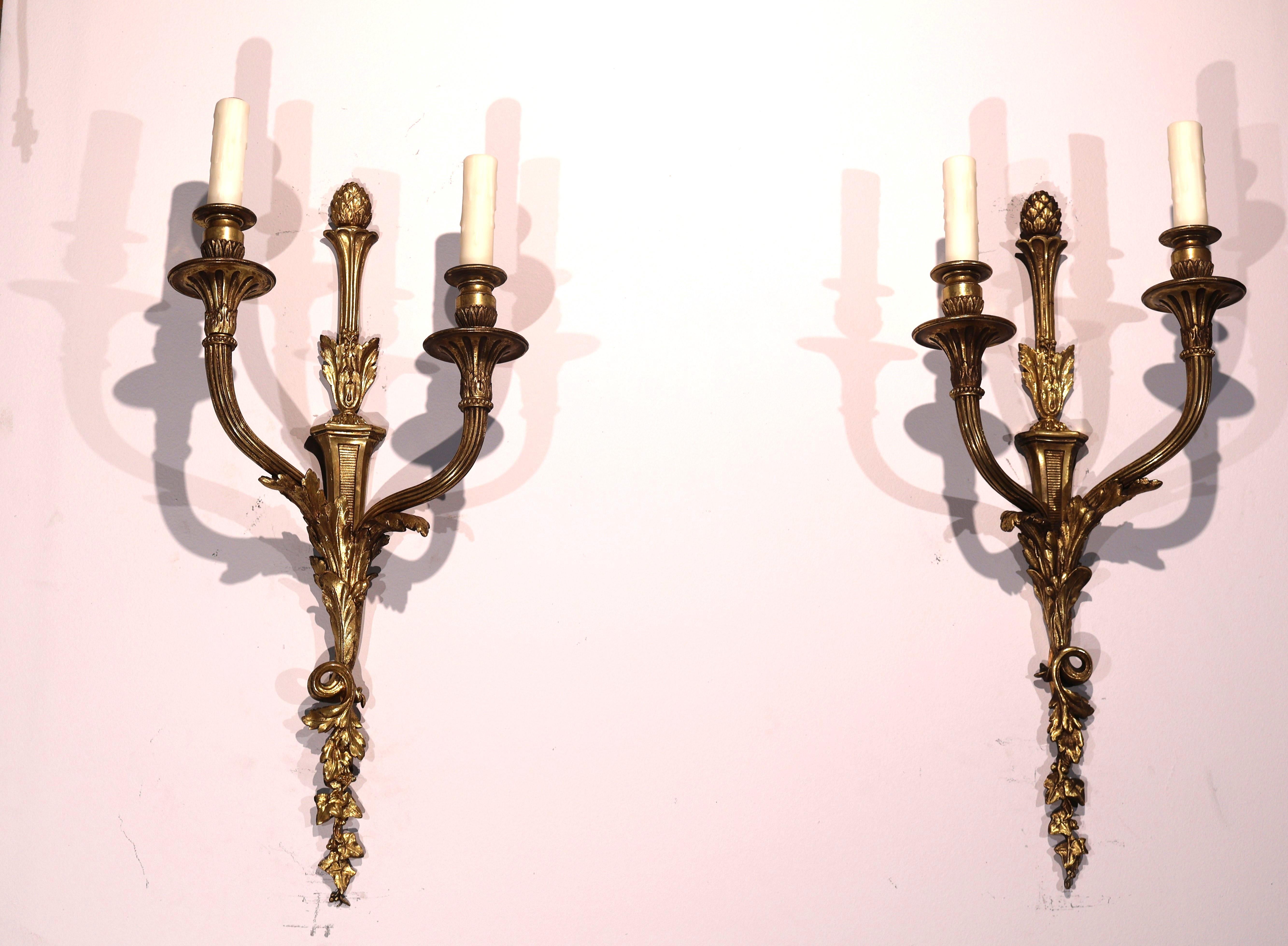A Very Fine Pair of Gilt Bronze Wall Sconces In Good Condition For Sale In Atlanta, GA