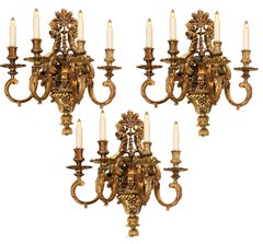 Très belle paire d'appliques murales en bronze doré de style Régence.