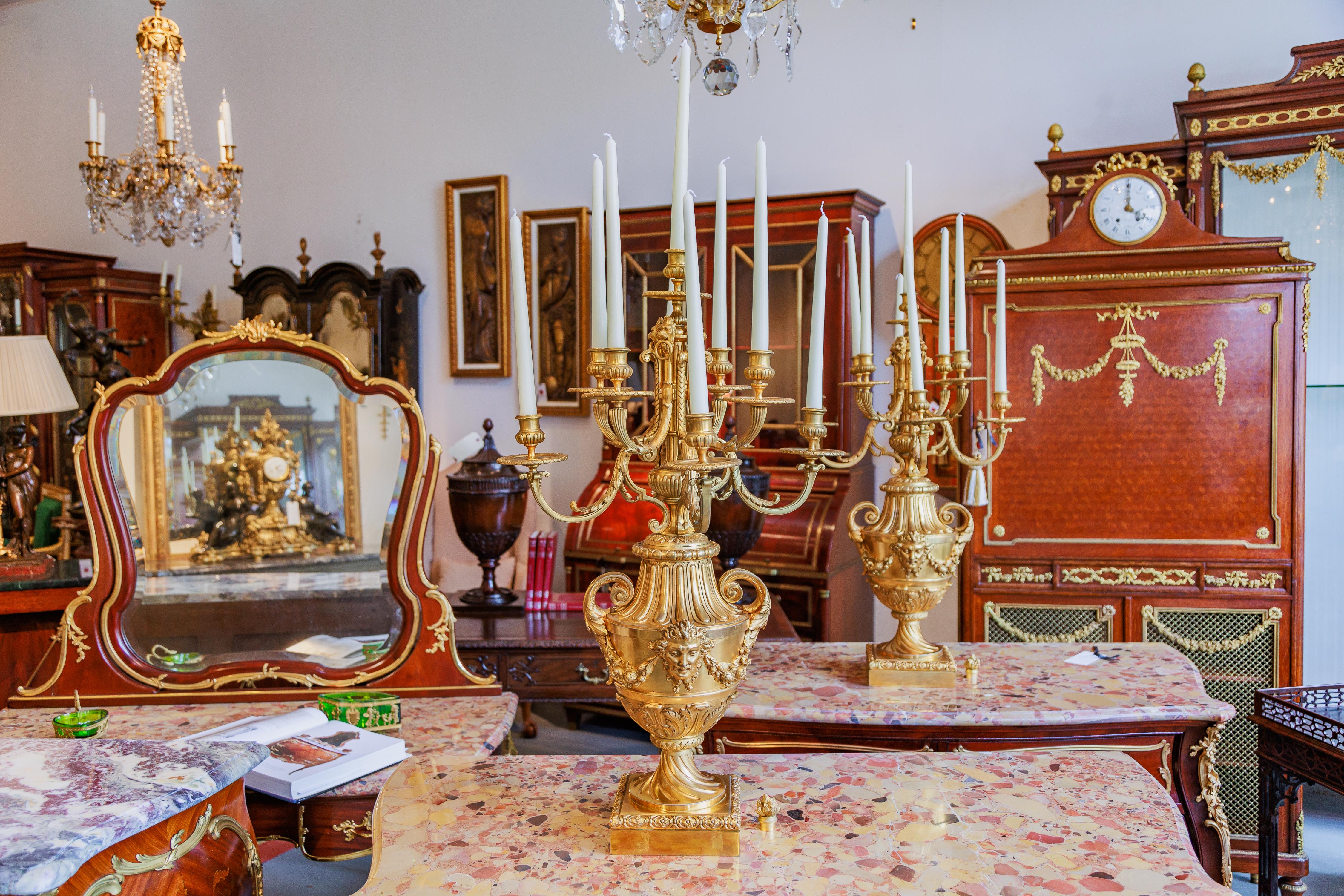 Una coppia molto bella e rara di grandi candelabri francesi in bronzo dorato del XIX secolo. 9 luci 