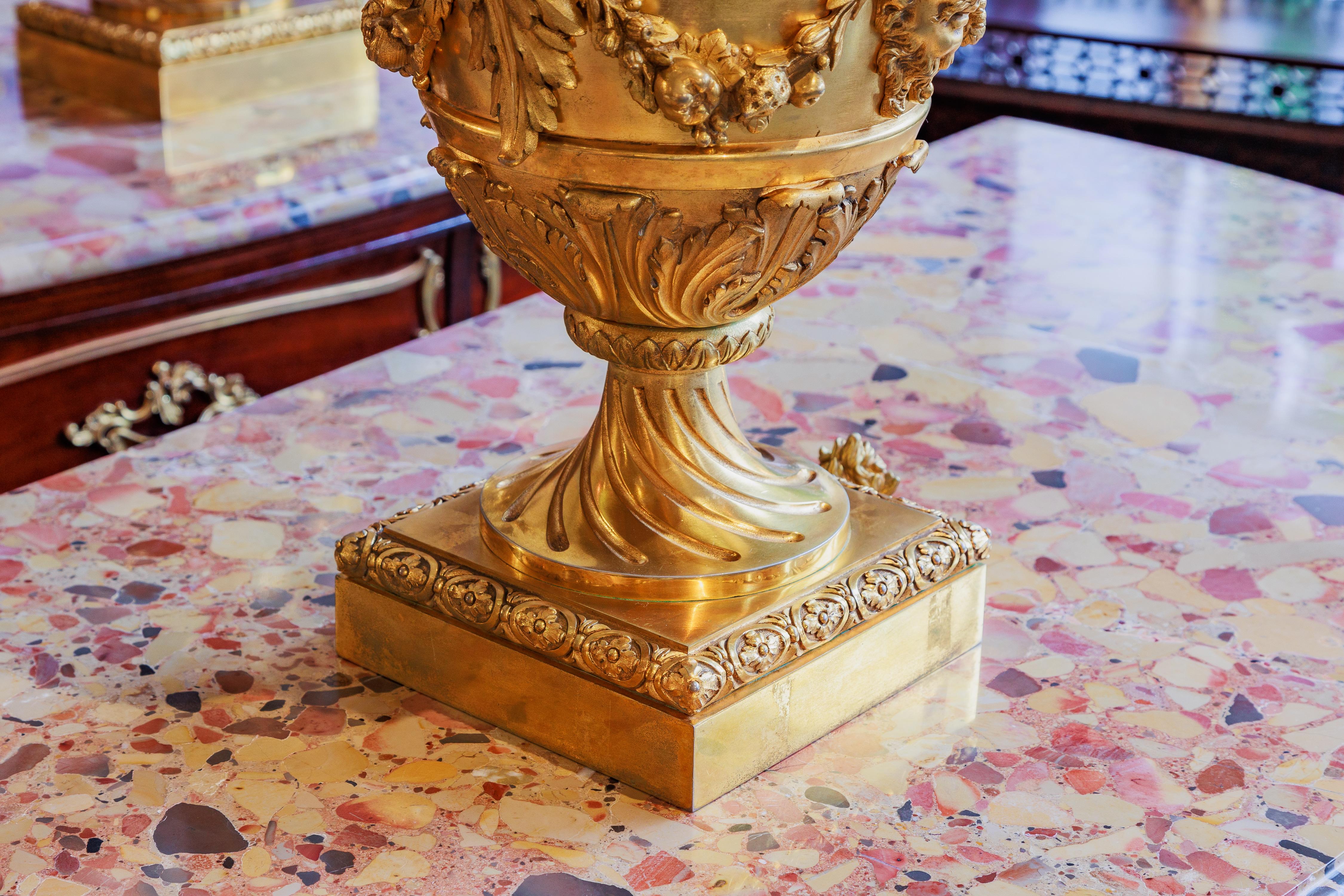 Francese Coppia di grandi candelabri in bronzo dorato del XIX secolo. 9 luci in vendita