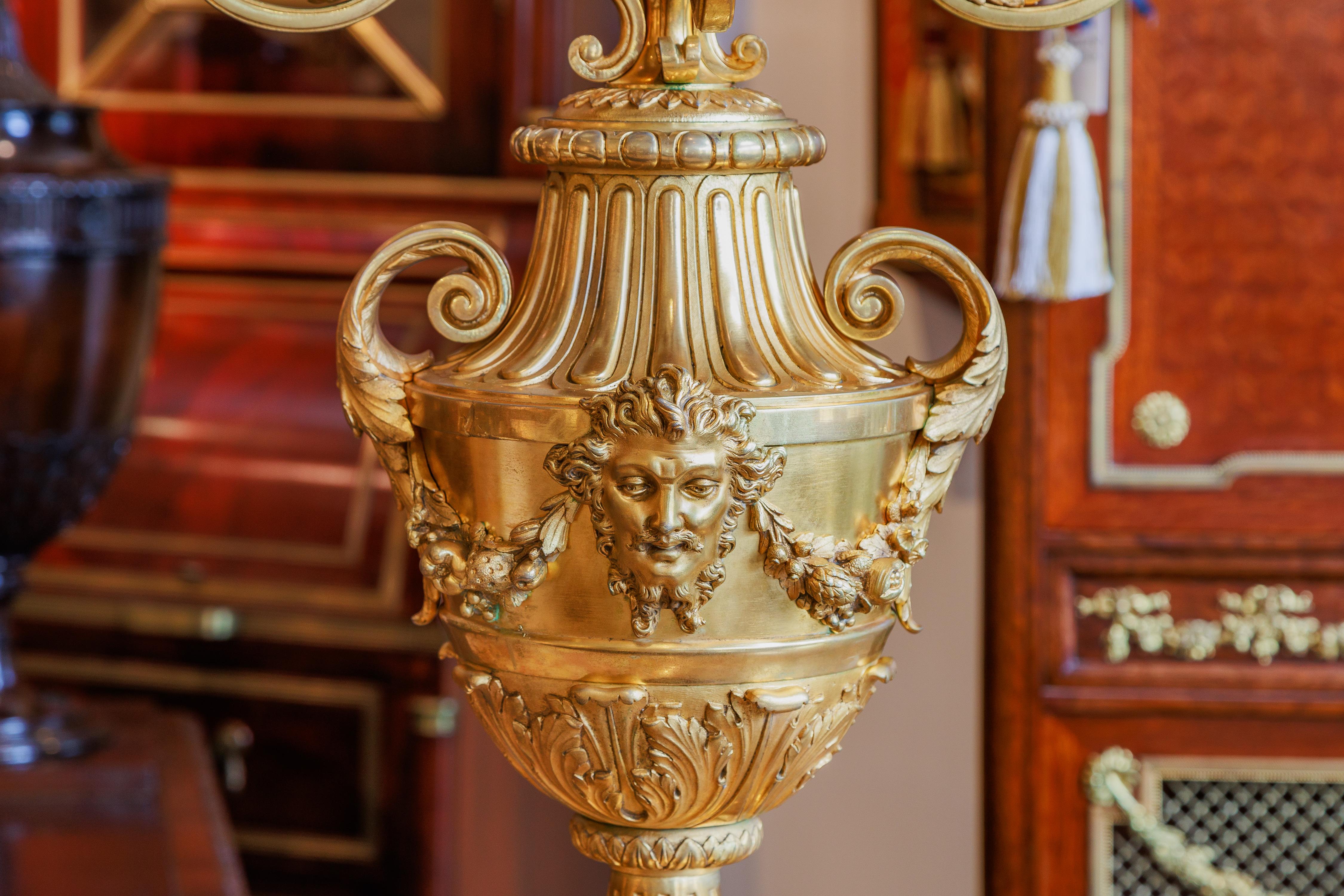 Dorato Coppia di grandi candelabri in bronzo dorato del XIX secolo. 9 luci in vendita