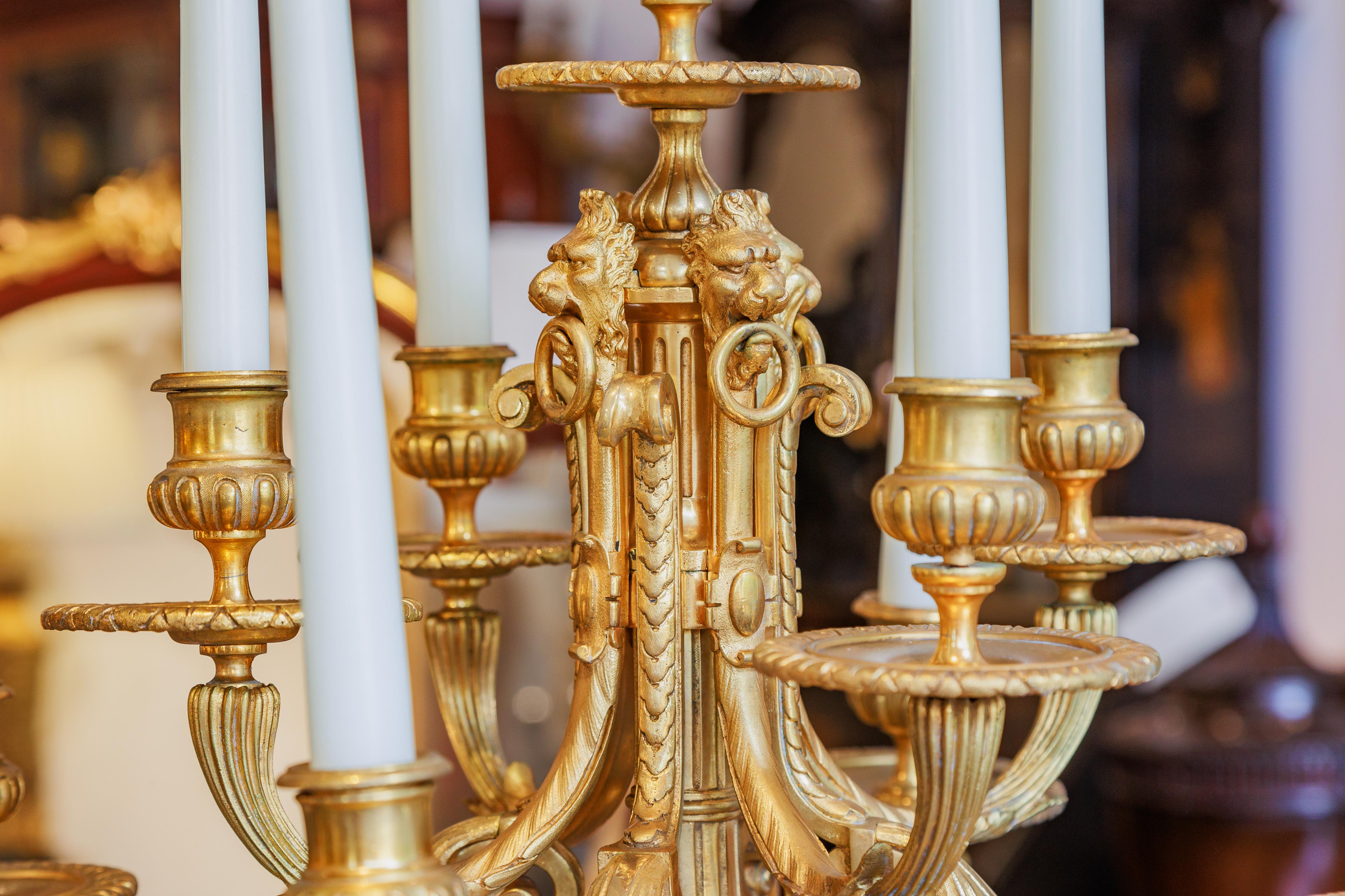 Coppia di grandi candelabri in bronzo dorato del XIX secolo. 9 luci In condizioni buone in vendita a Dallas, TX