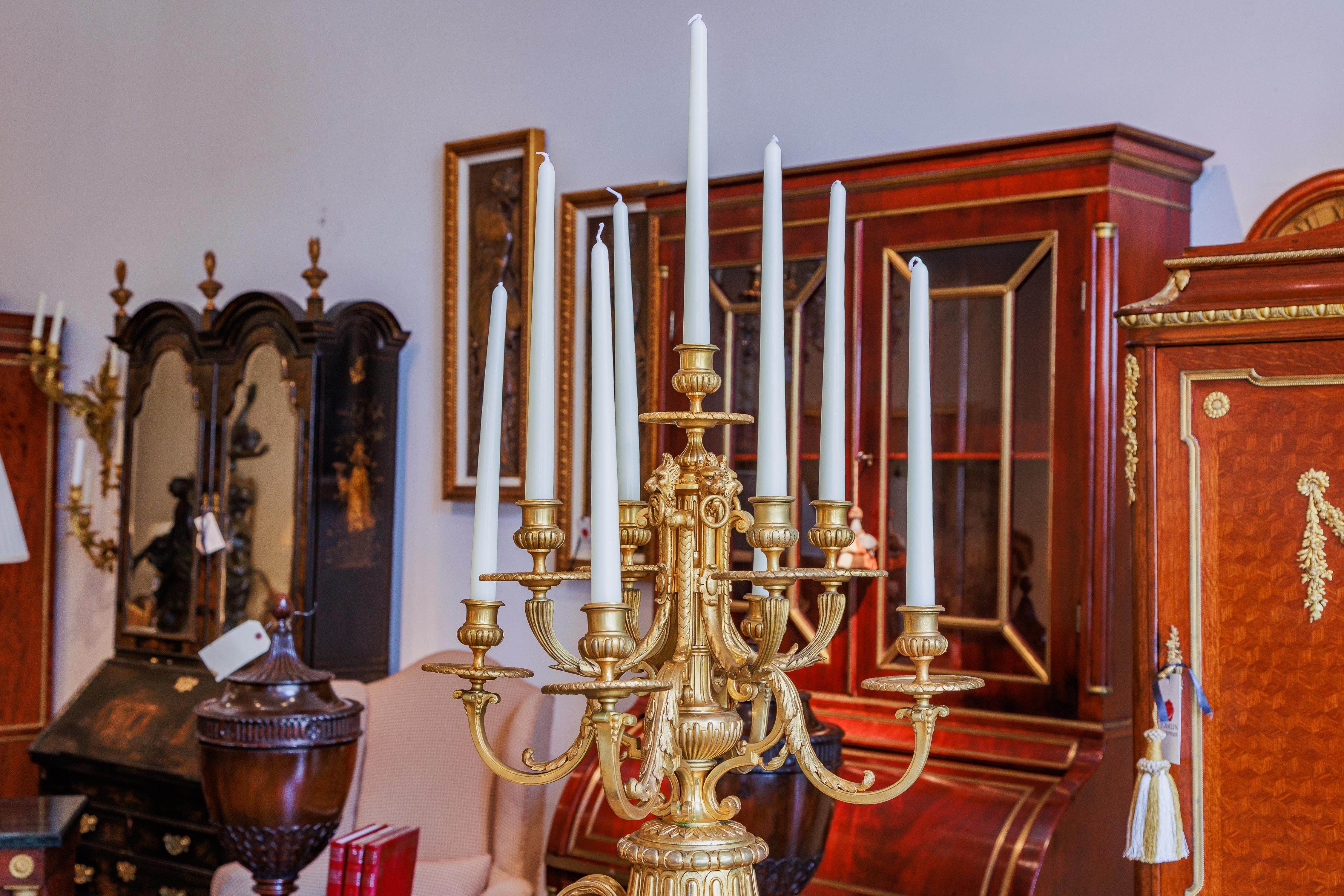 Bronzo Coppia di grandi candelabri in bronzo dorato del XIX secolo. 9 luci in vendita