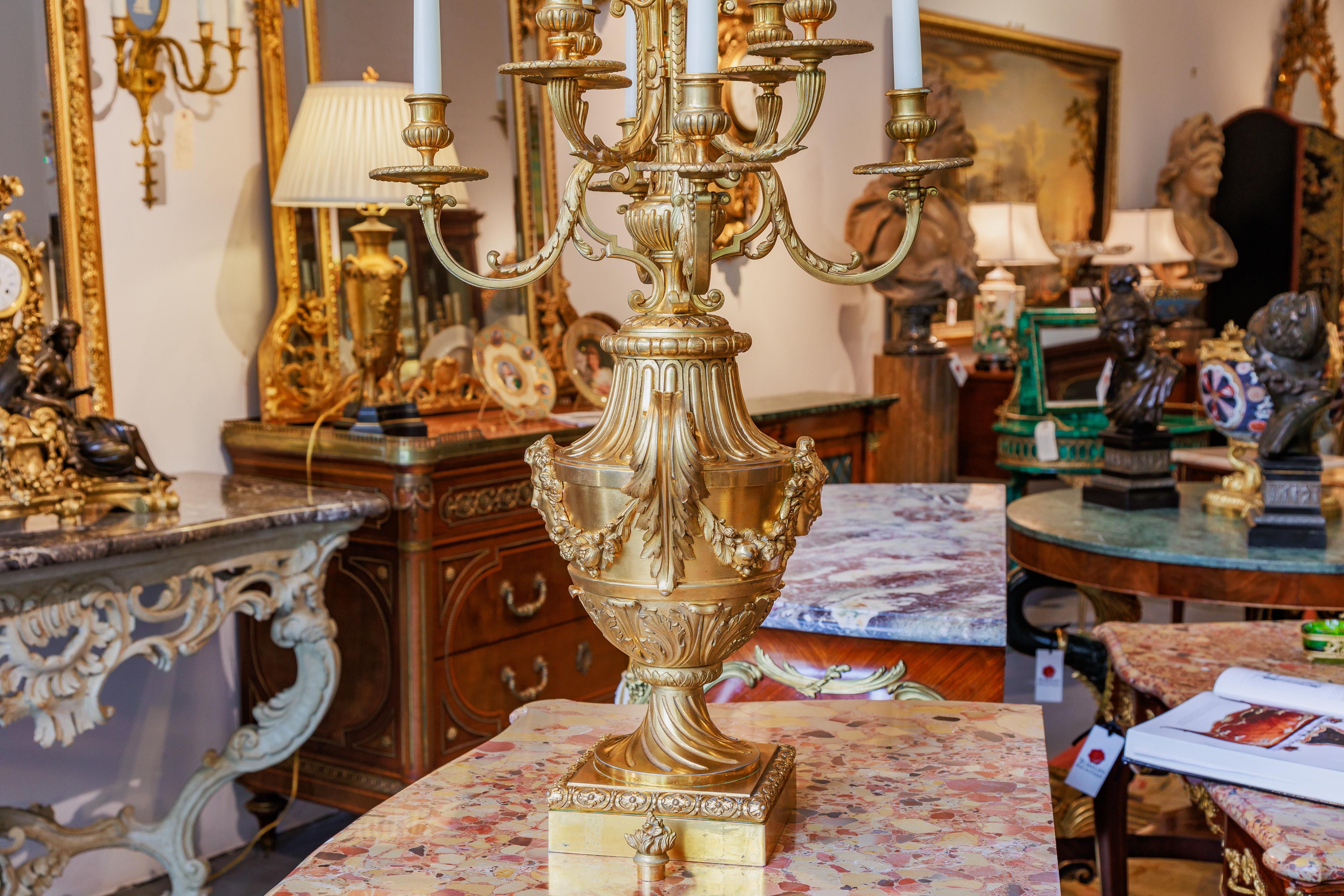 Coppia di grandi candelabri in bronzo dorato del XIX secolo. 9 luci in vendita 1