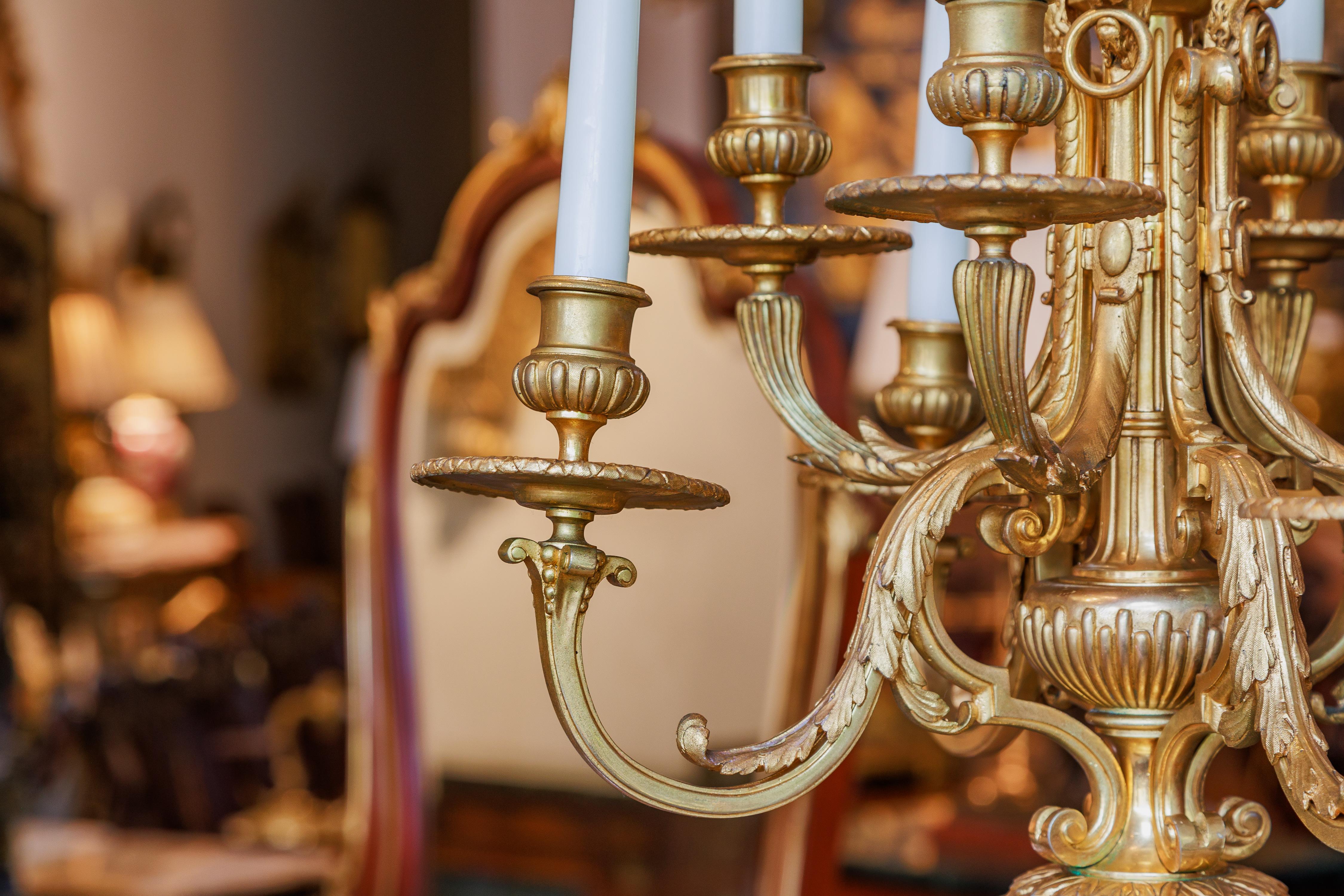 Coppia di grandi candelabri in bronzo dorato del XIX secolo. 9 luci in vendita 2