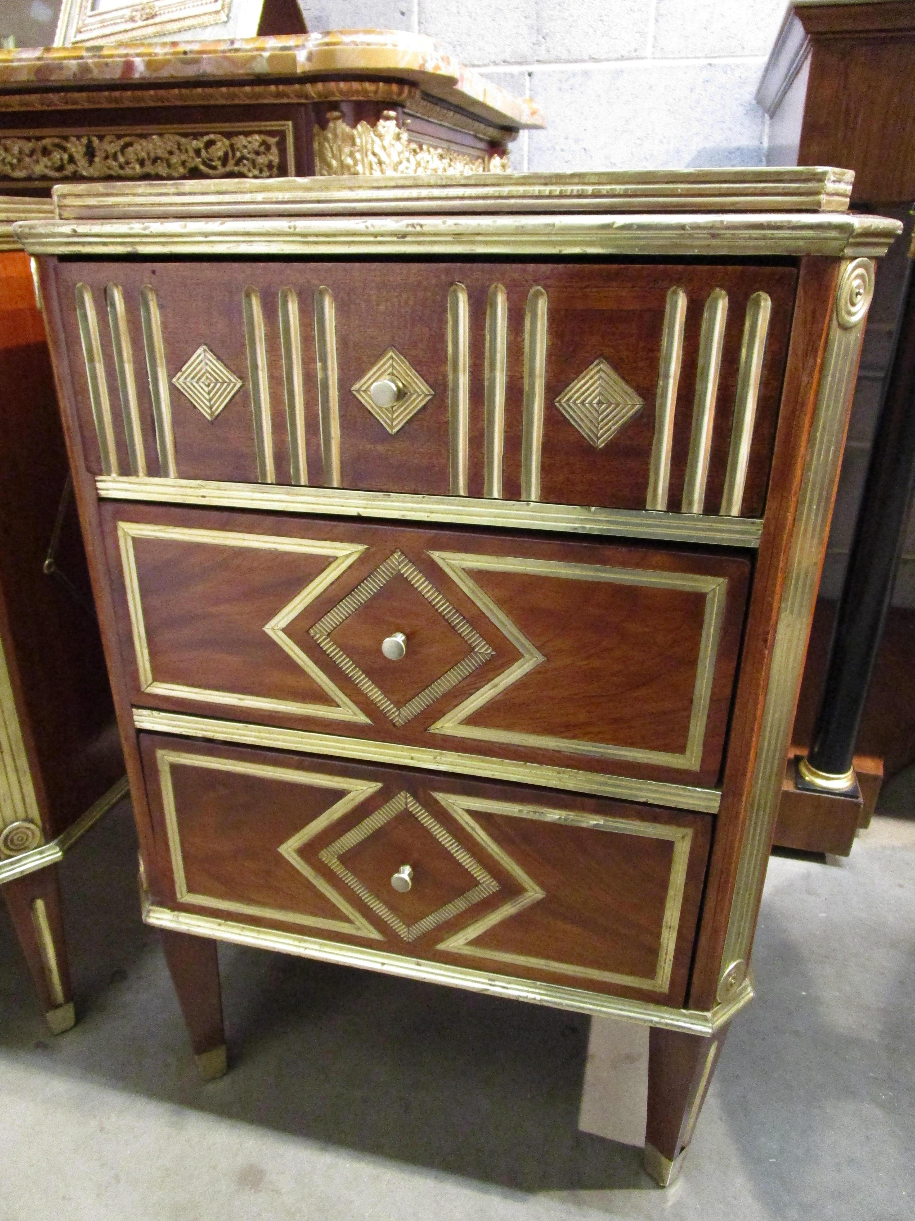 Una bella coppia di commodes russe della fine del XIX secolo in mogano e ottone martellato a mano con intarsi.