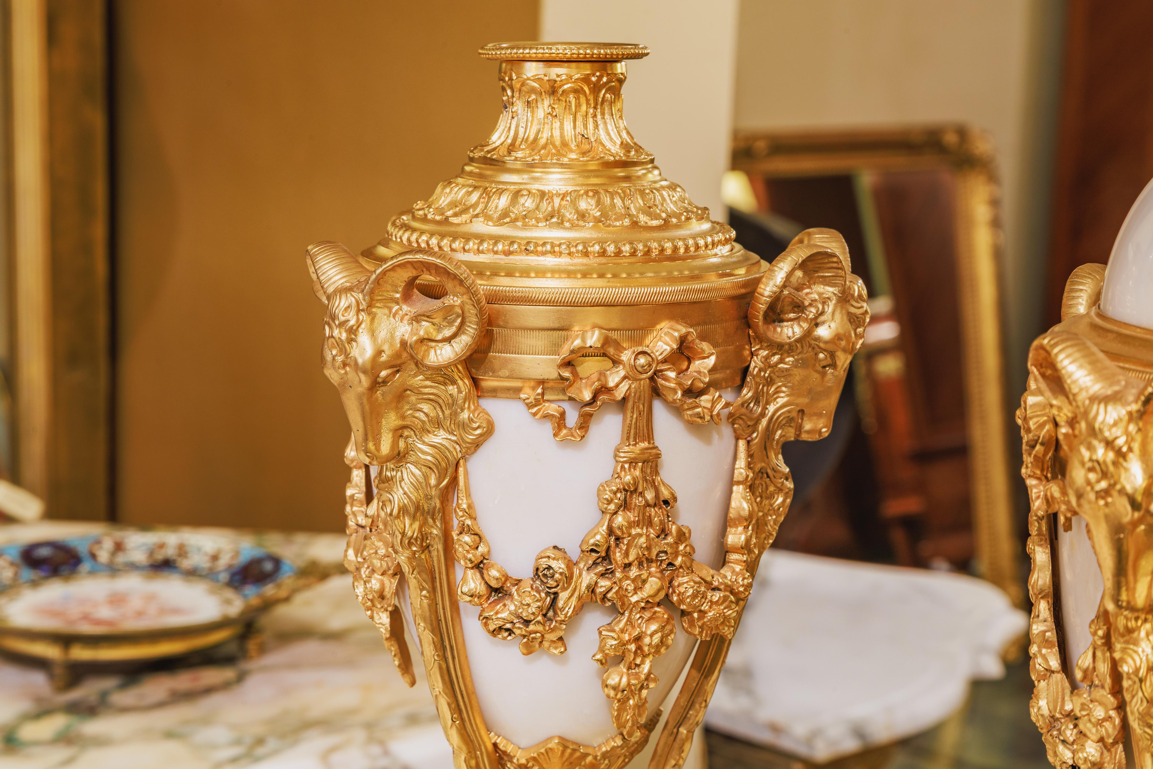 Très belles urnes à couvercle en marbre de Carrera et bronze doré de style Louis XVI français du XIXe siècle. Les couvercles s'inversent pour laisser apparaître des chandeliers.
