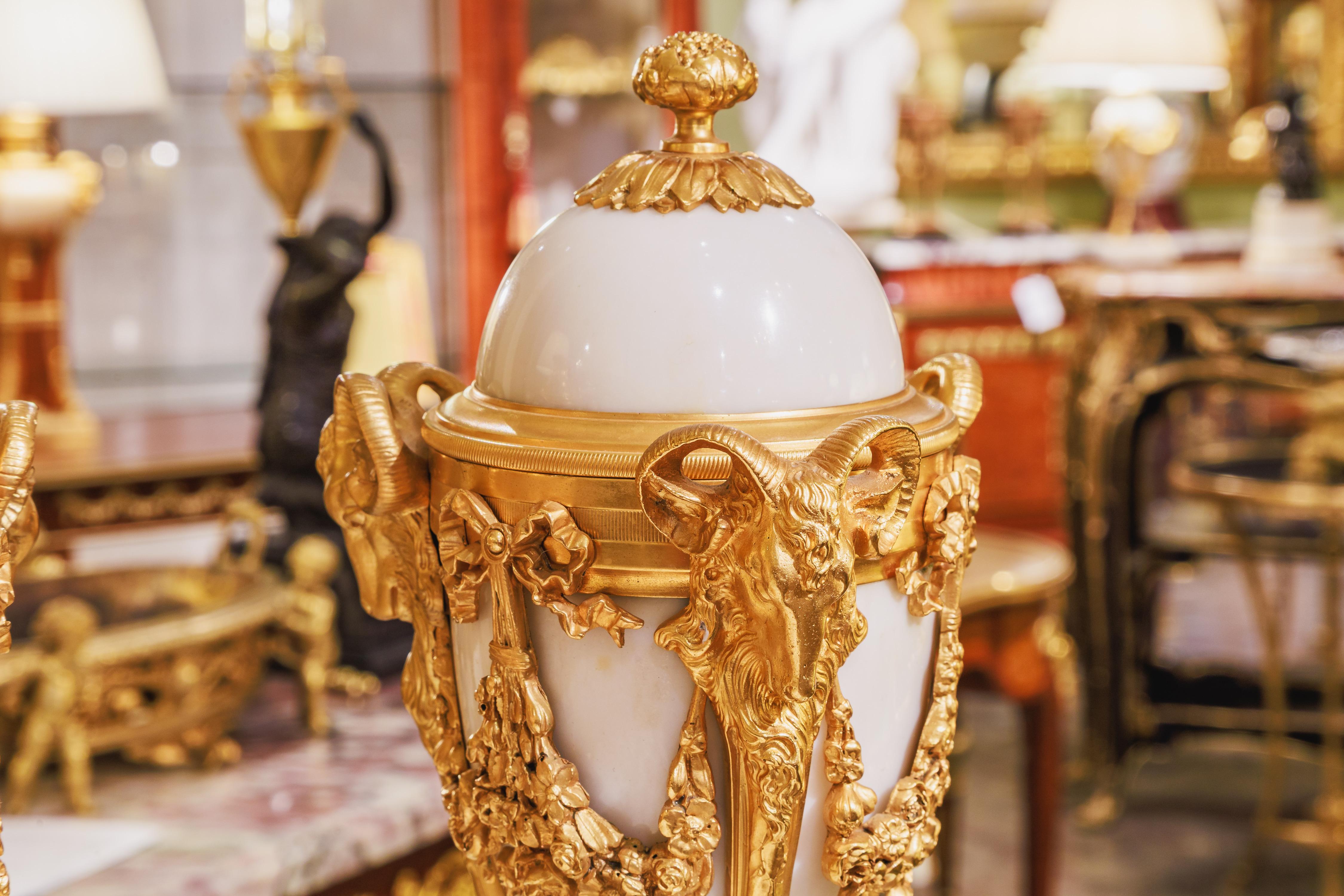 Français Très belle paire d'urnes / chandeliers Louis XVI en marbre de Carrera et bronze doré en vente