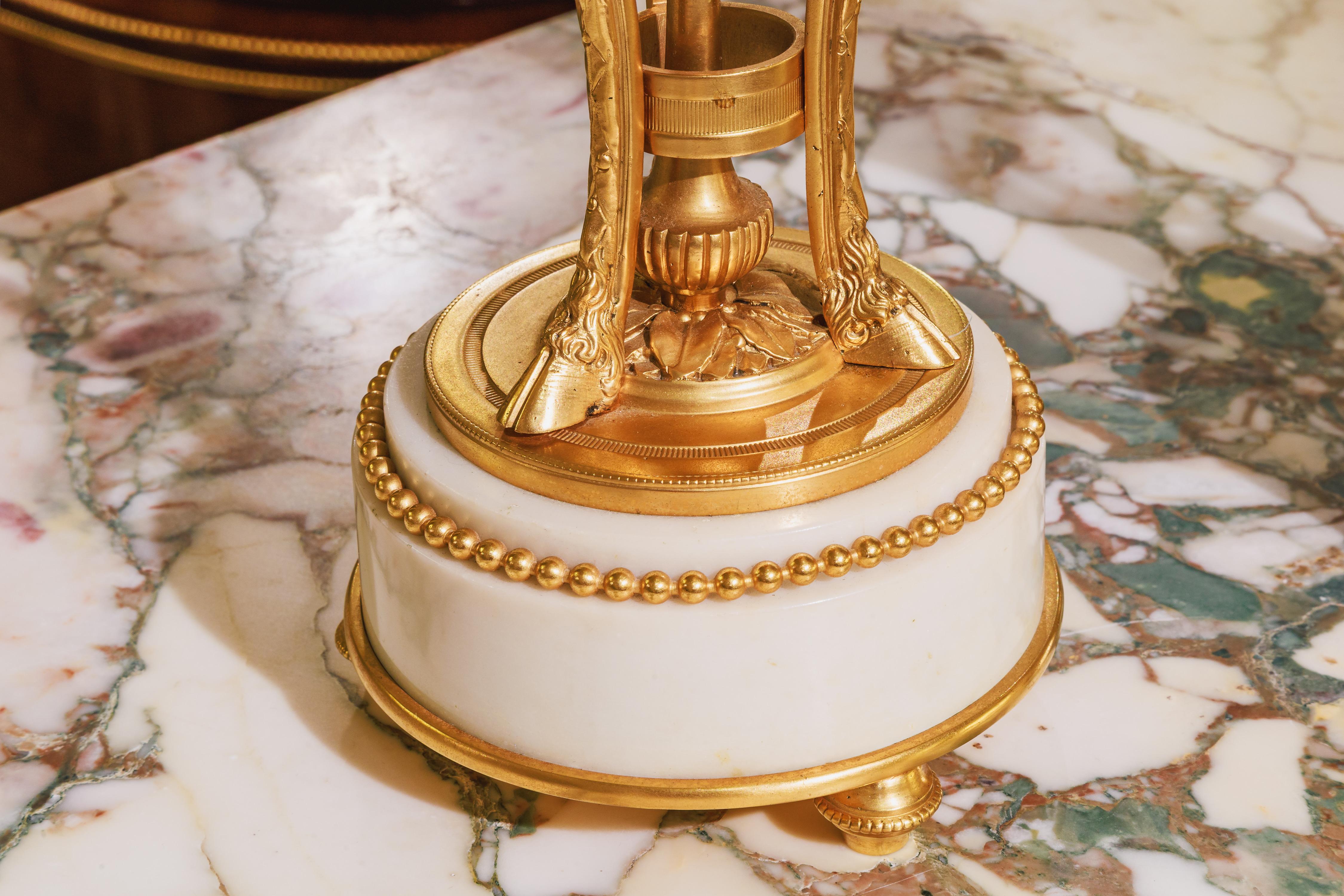 Doré Très belle paire d'urnes / chandeliers Louis XVI en marbre de Carrera et bronze doré en vente