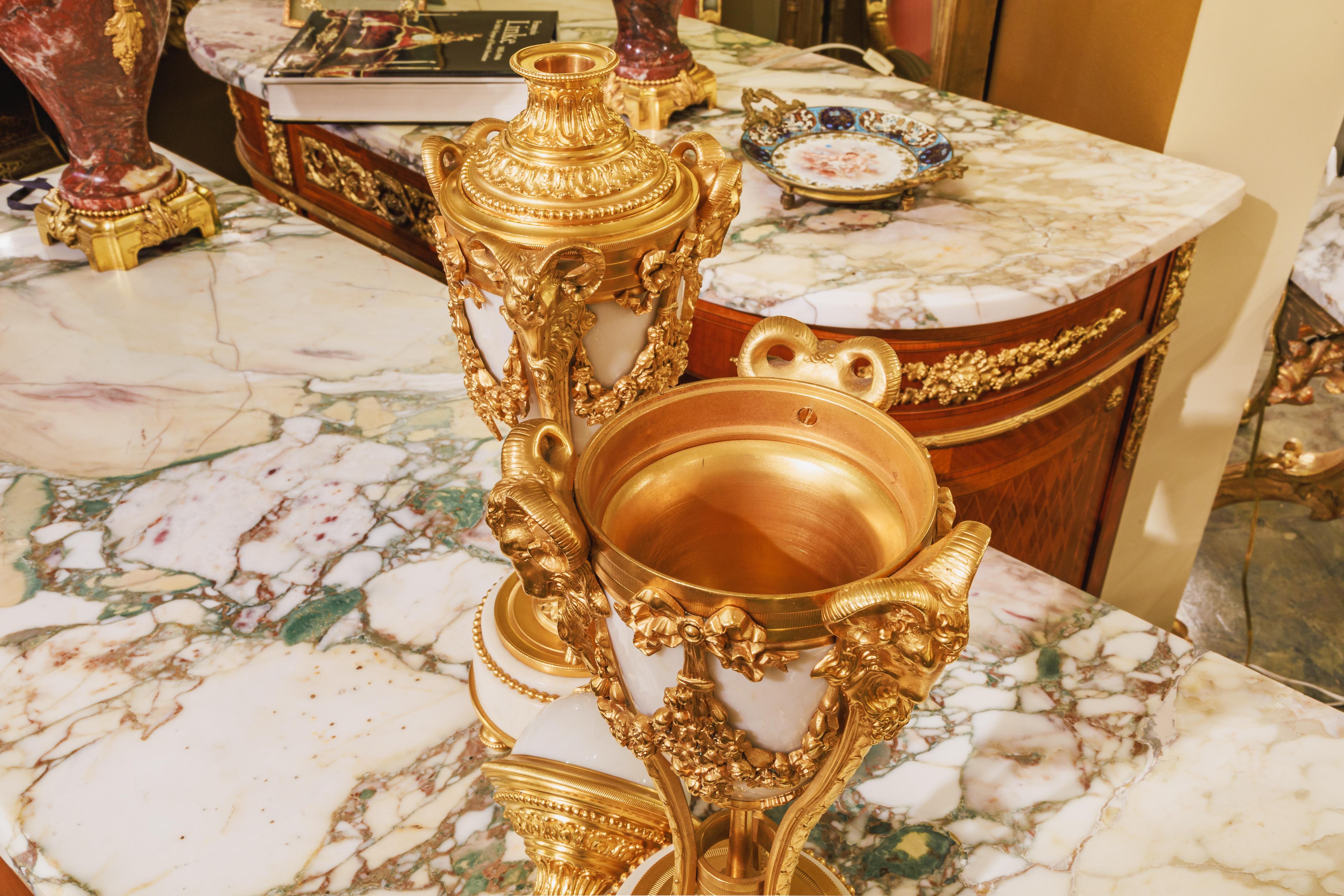 Très belle paire d'urnes / chandeliers Louis XVI en marbre de Carrera et bronze doré Bon état - En vente à Dallas, TX