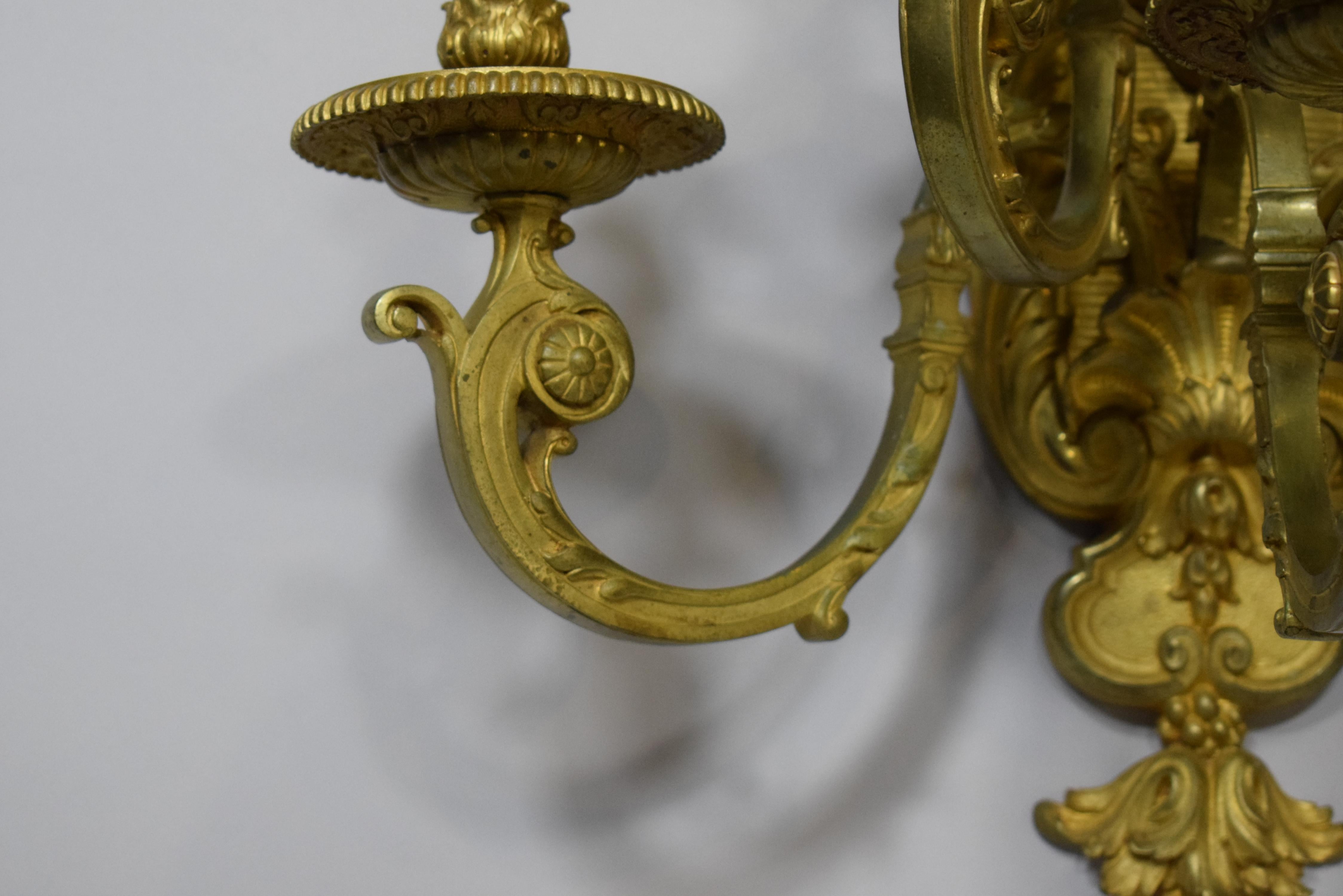 Mid-19th Century Very Fine Pair of Regency Style Gilt Bronze Wall Sconces For Sale