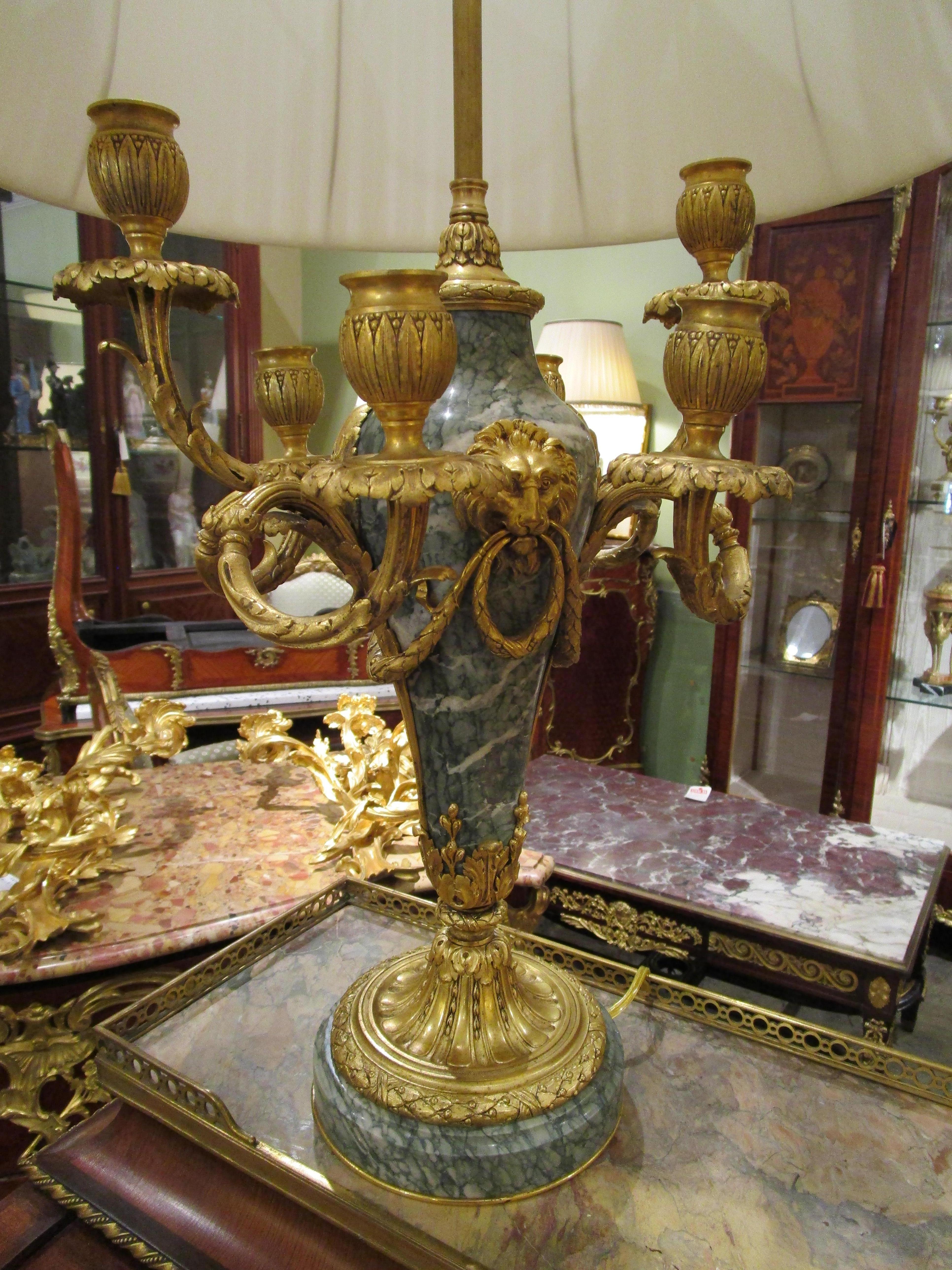 Très belle paire de lampes candélabres en marbre et bronze doré de style Louis XVI du XIXe siècle. Les détails en bronze doré les plus fins sont ceux d'un masque à tête de lion. Fabriqué par l'une des meilleures fonderies de France au XIXe siècle,
