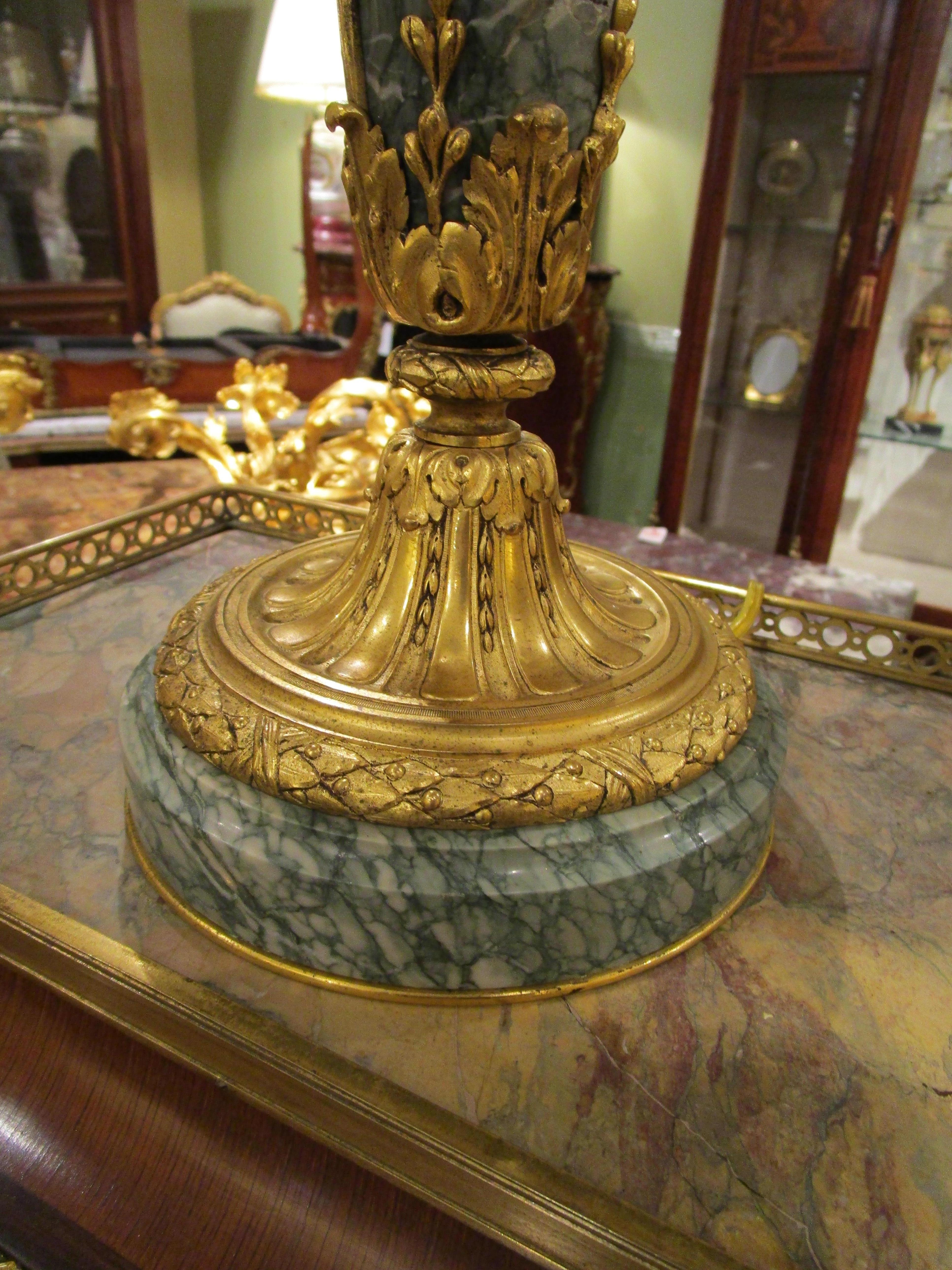Français A  Paire de signées 19ème siècle  Lampes Louis XVI en marbre et bronze doré par Thiebault en vente