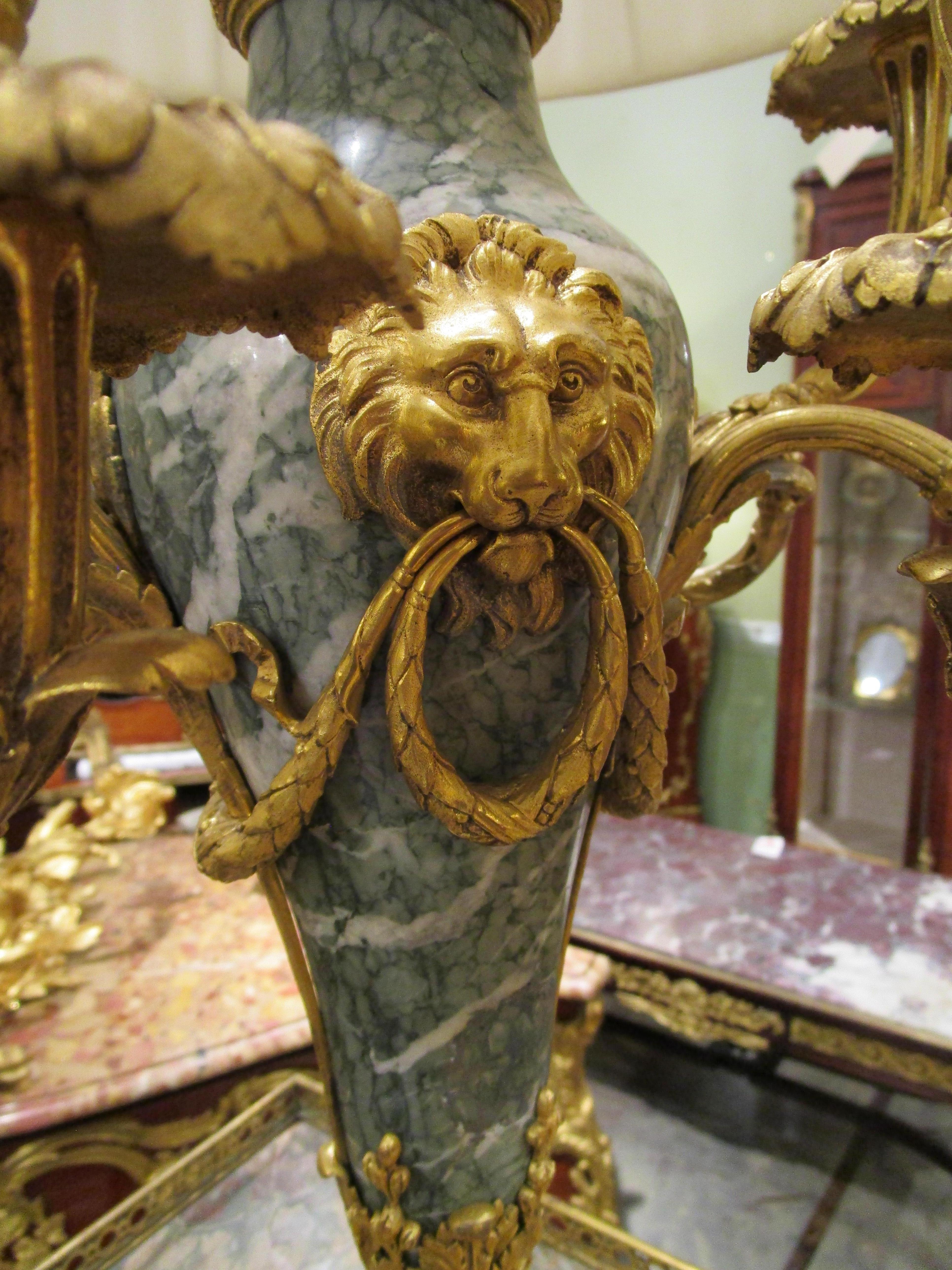 A  Paire de signées 19ème siècle  Lampes Louis XVI en marbre et bronze doré par Thiebault en vente 2