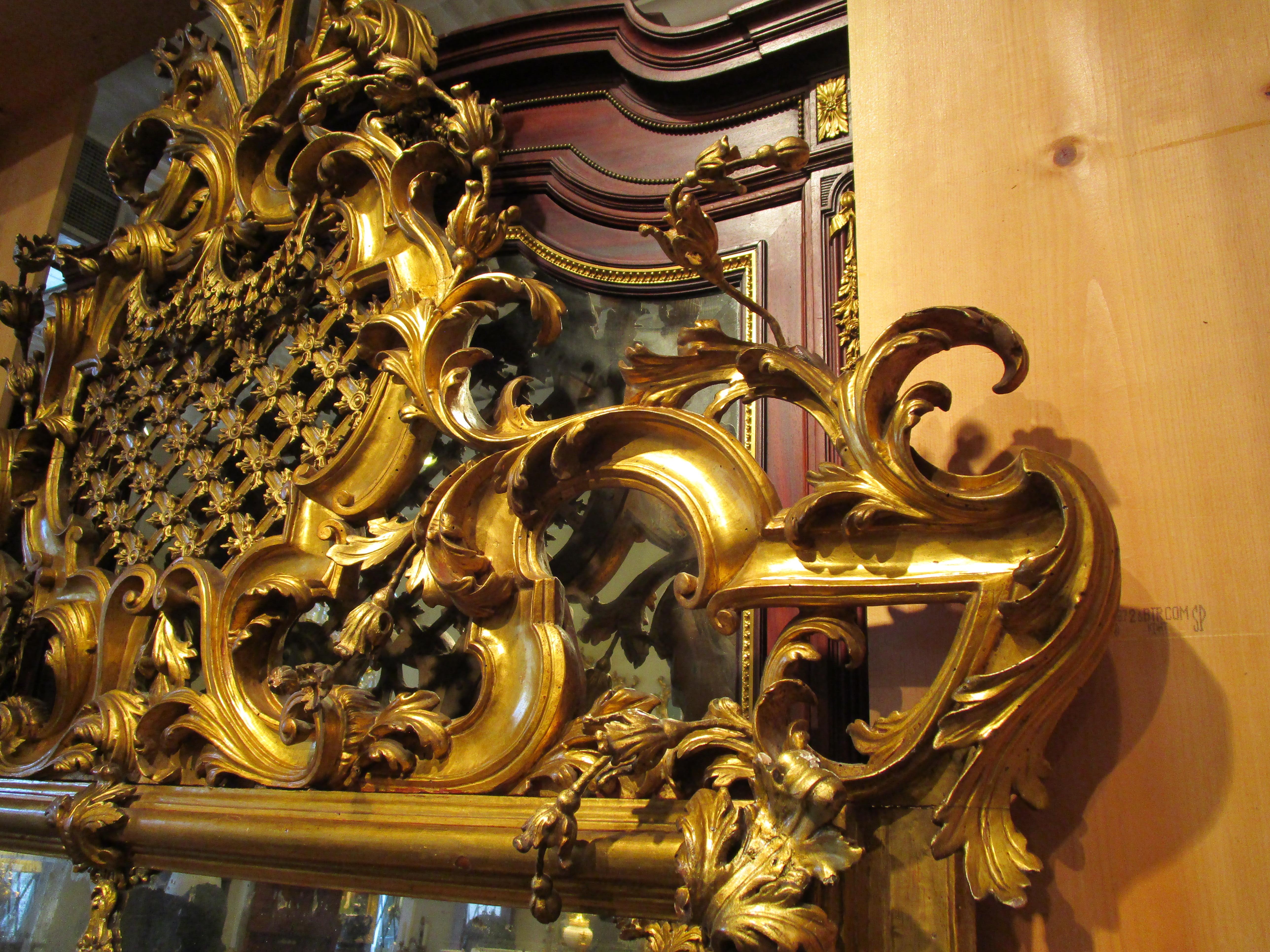 A very fine Palatial 18th century French Louis XV gilt mirror In Good Condition For Sale In Dallas, TX