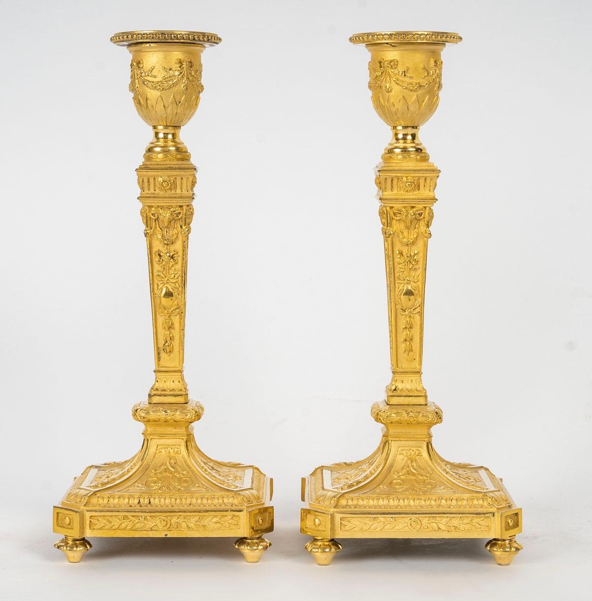 Very Fine French 19th Century Pair of Candlesticks 

In ormolu, very finely chiseled and decorated with knotted garlands, branches of leafy flowers, spokes of hearts, leaves of water, pearls. The was in sheath resting on a square base with curved