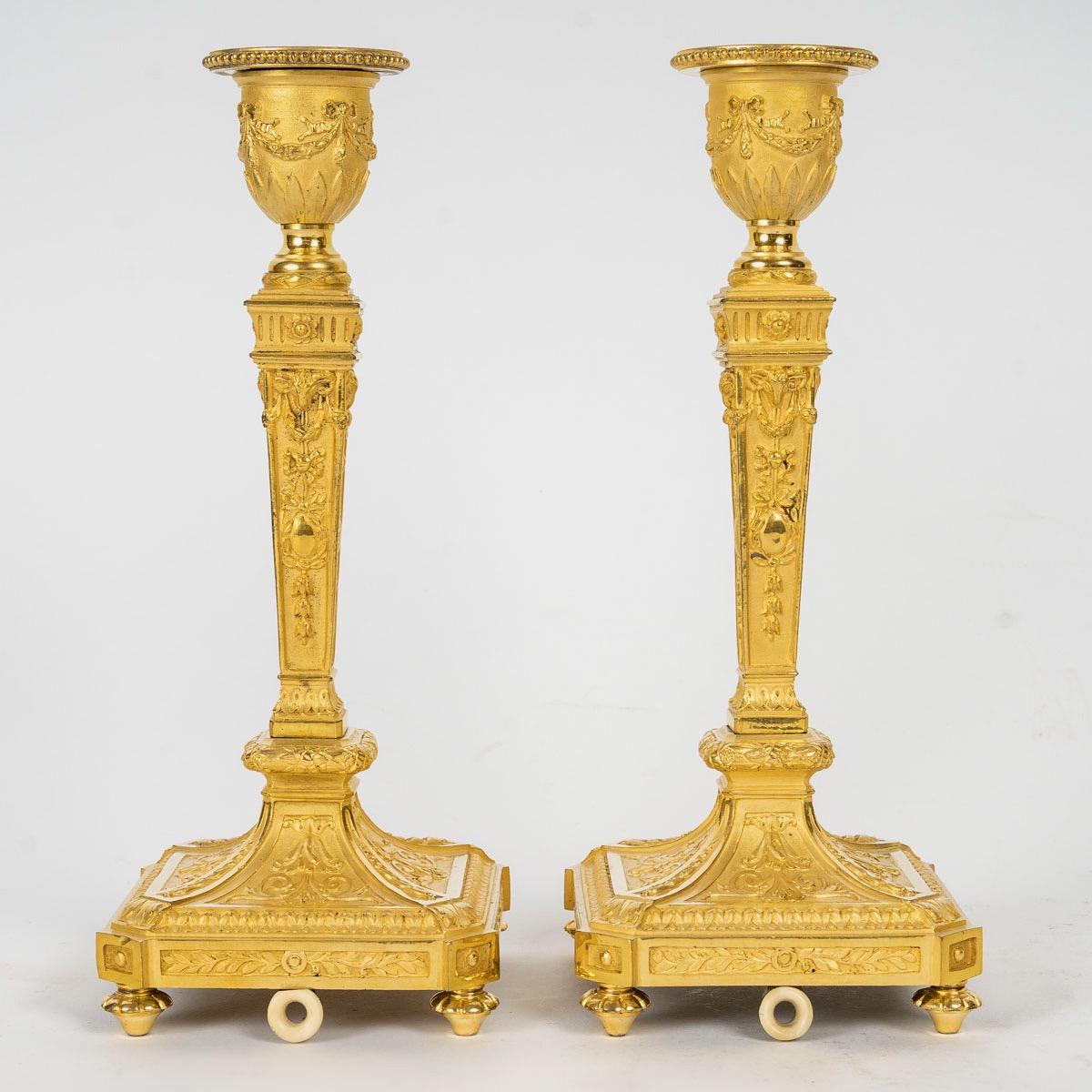 Louis XVI Paire de chandeliers français du 19ème siècle de très belle qualité en vente