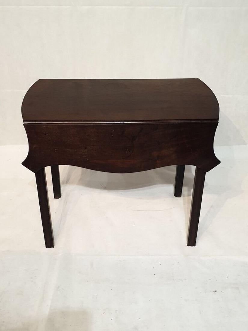 Very Fine Quality Mahogany Pembroke Table of Unusual Shaping For Sale 2