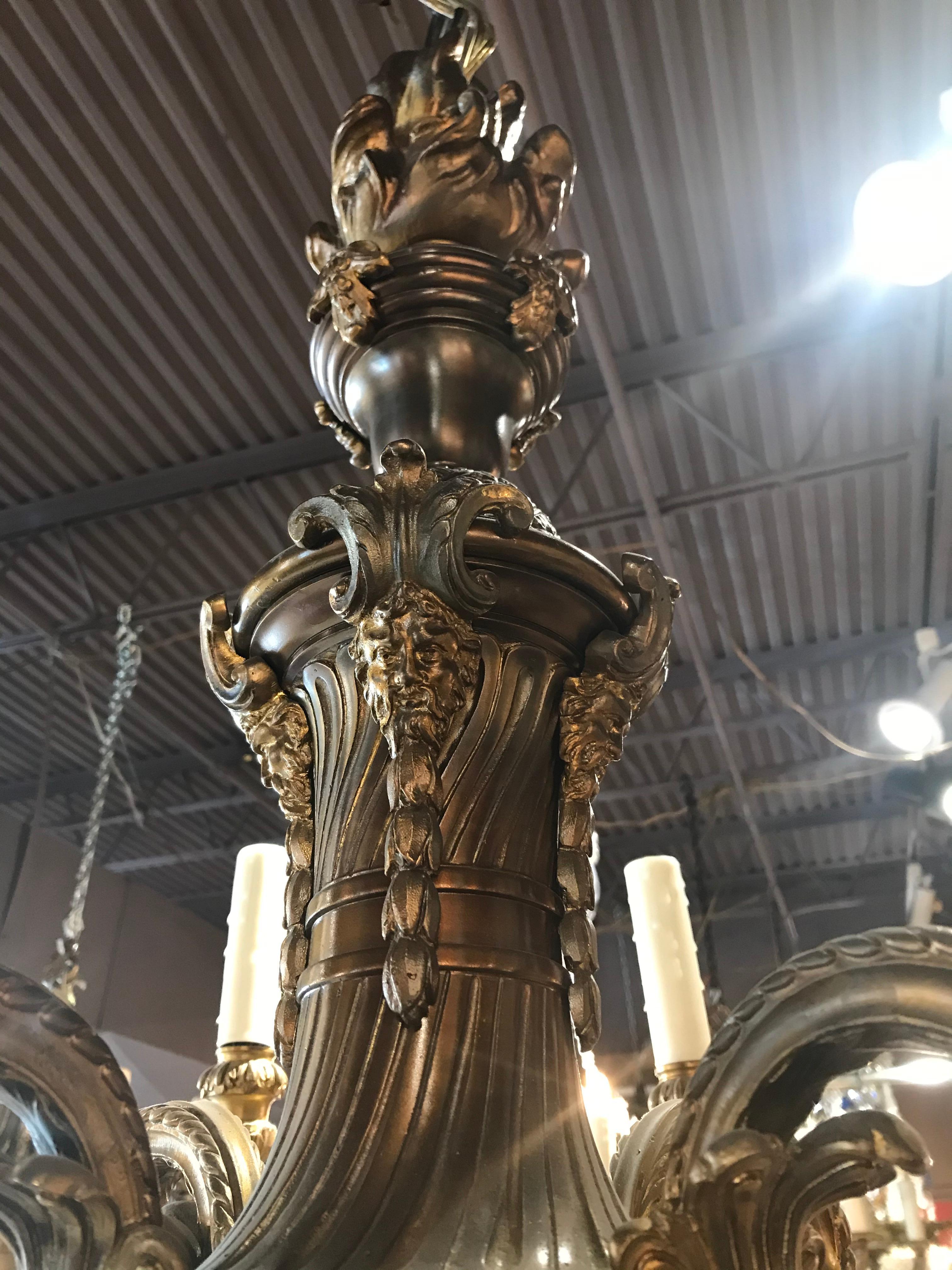 Français Très beau lustre de style Régence en bronze doré en vente