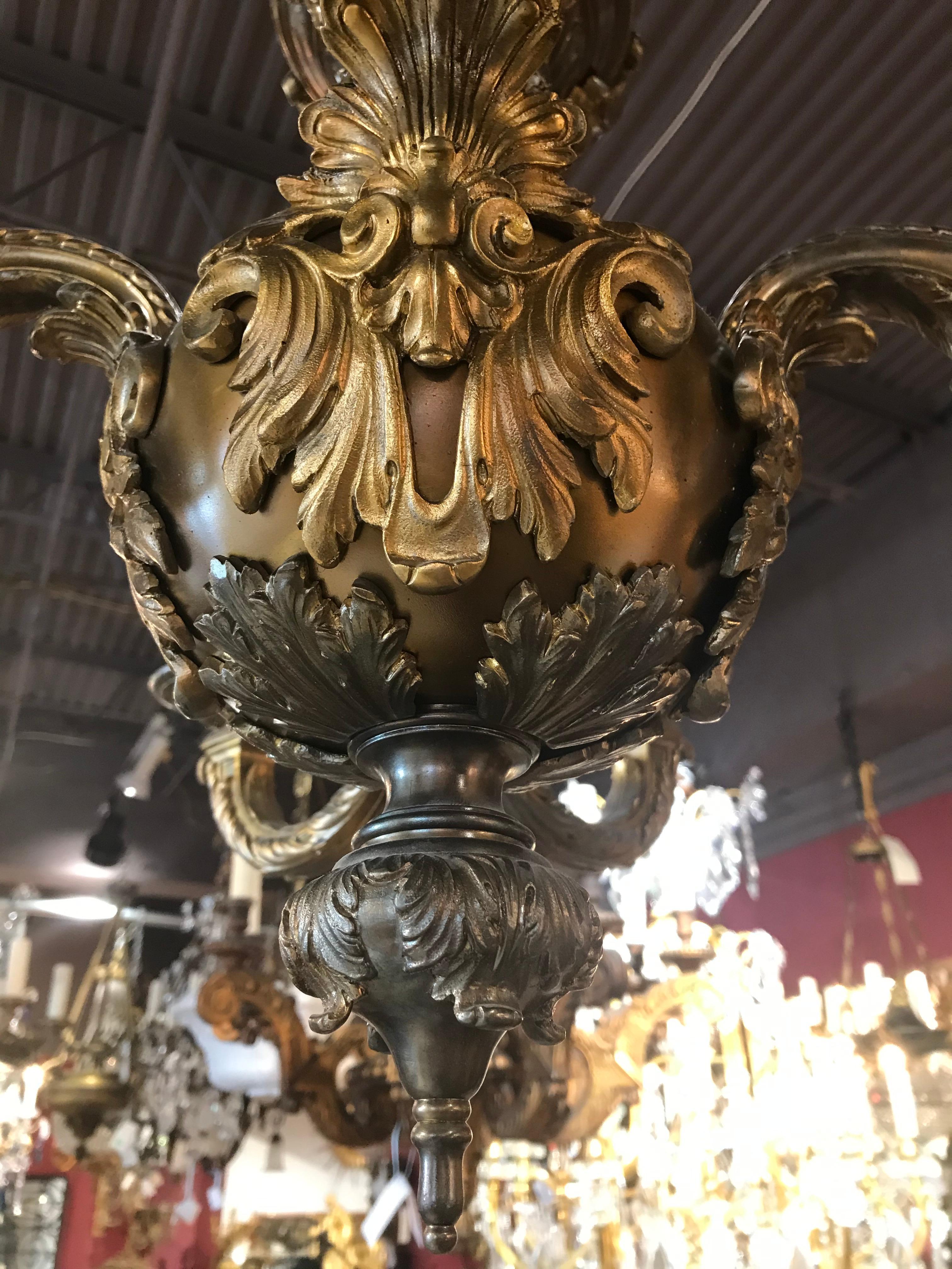 Doré Très beau lustre de style Régence en bronze doré en vente
