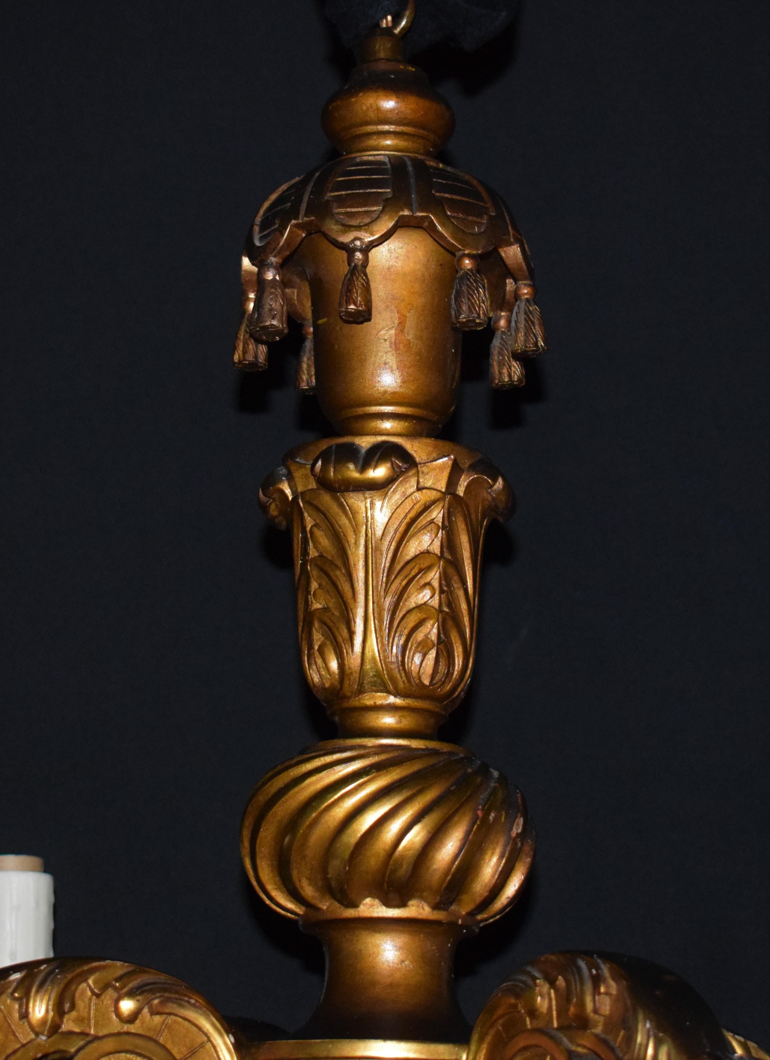 Regency Très beau lustre en bois doré de style Régence en vente