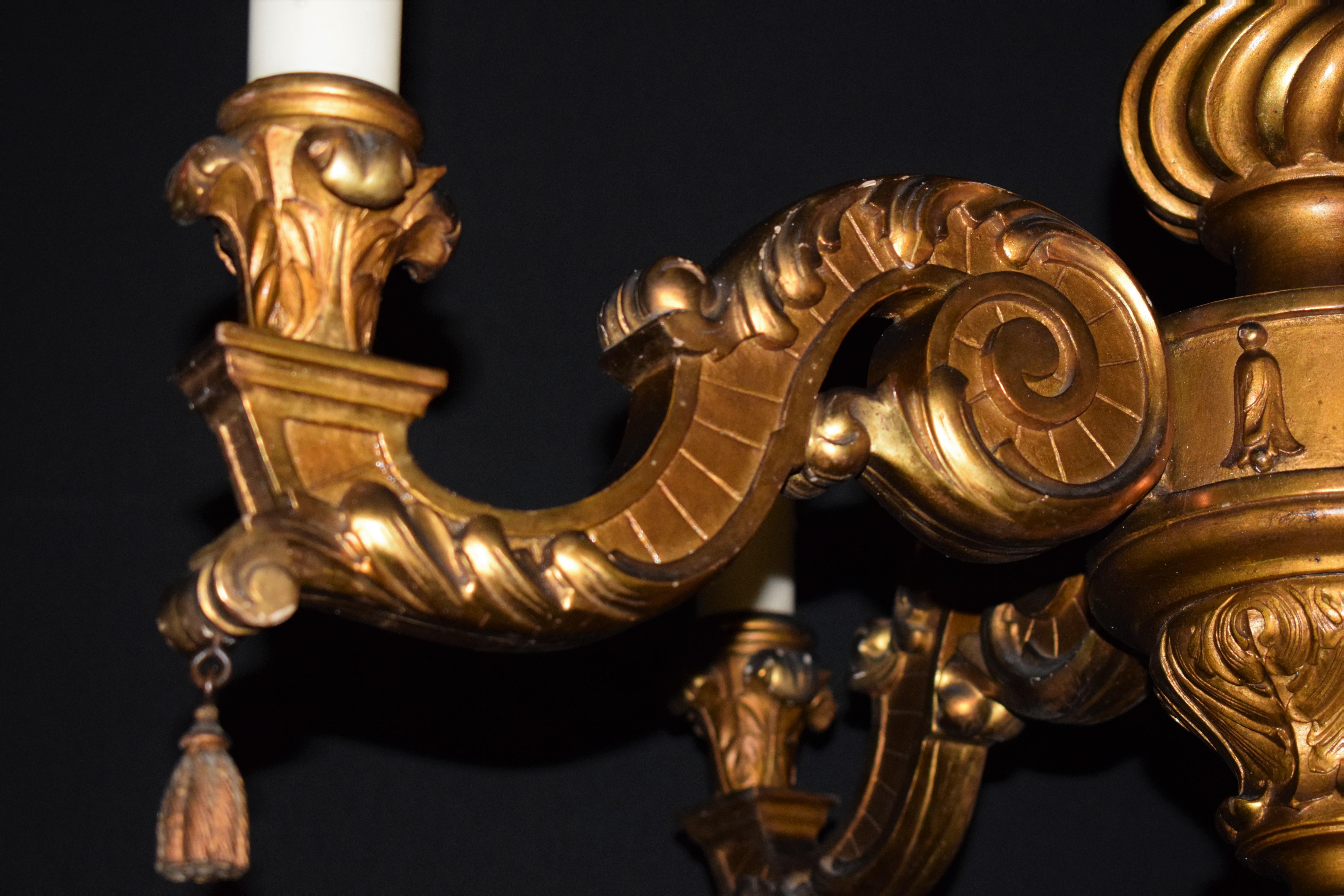 Très beau lustre en bois doré de style Régence Bon état - En vente à Atlanta, GA