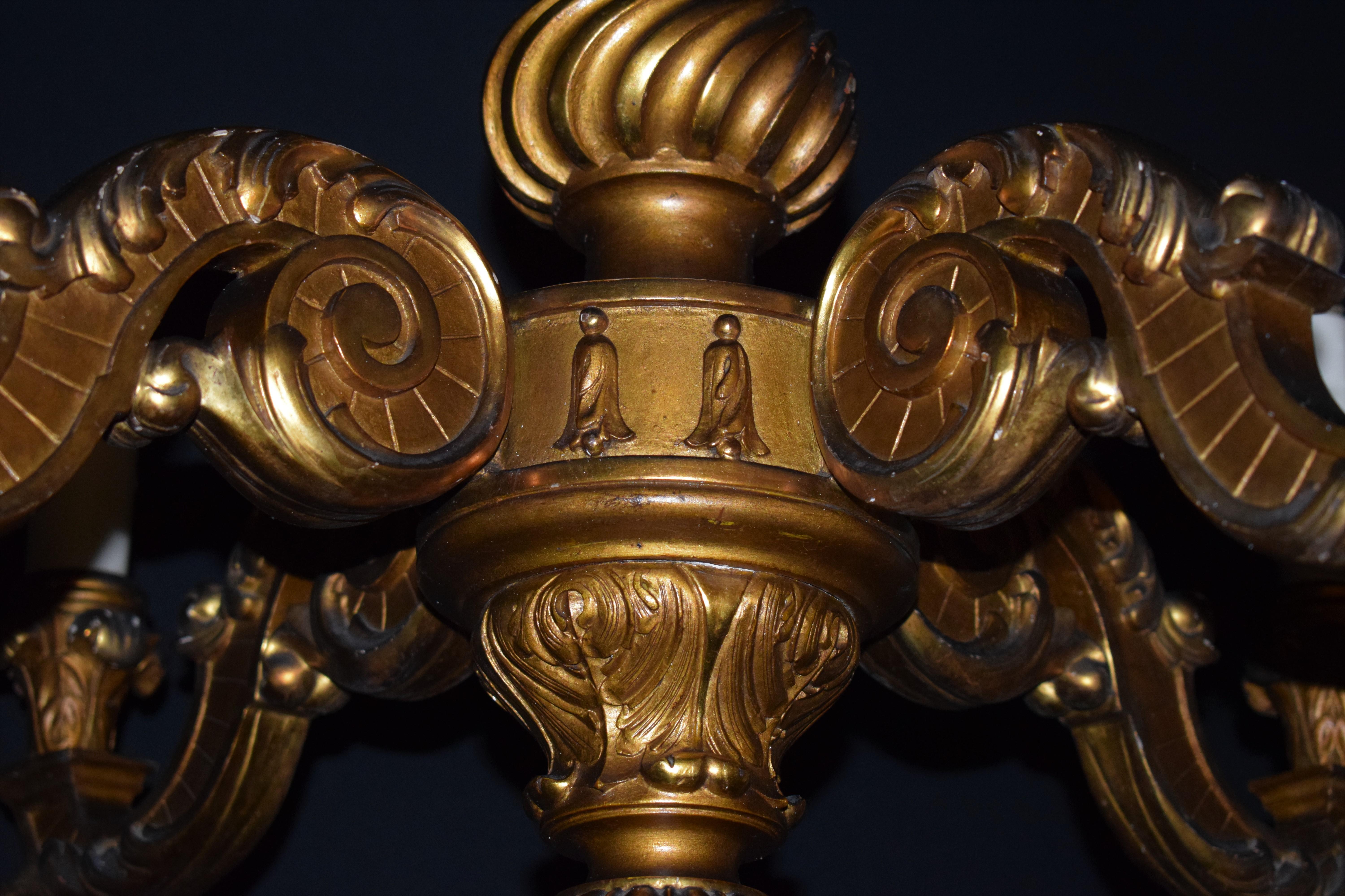20ième siècle Très beau lustre en bois doré de style Régence en vente