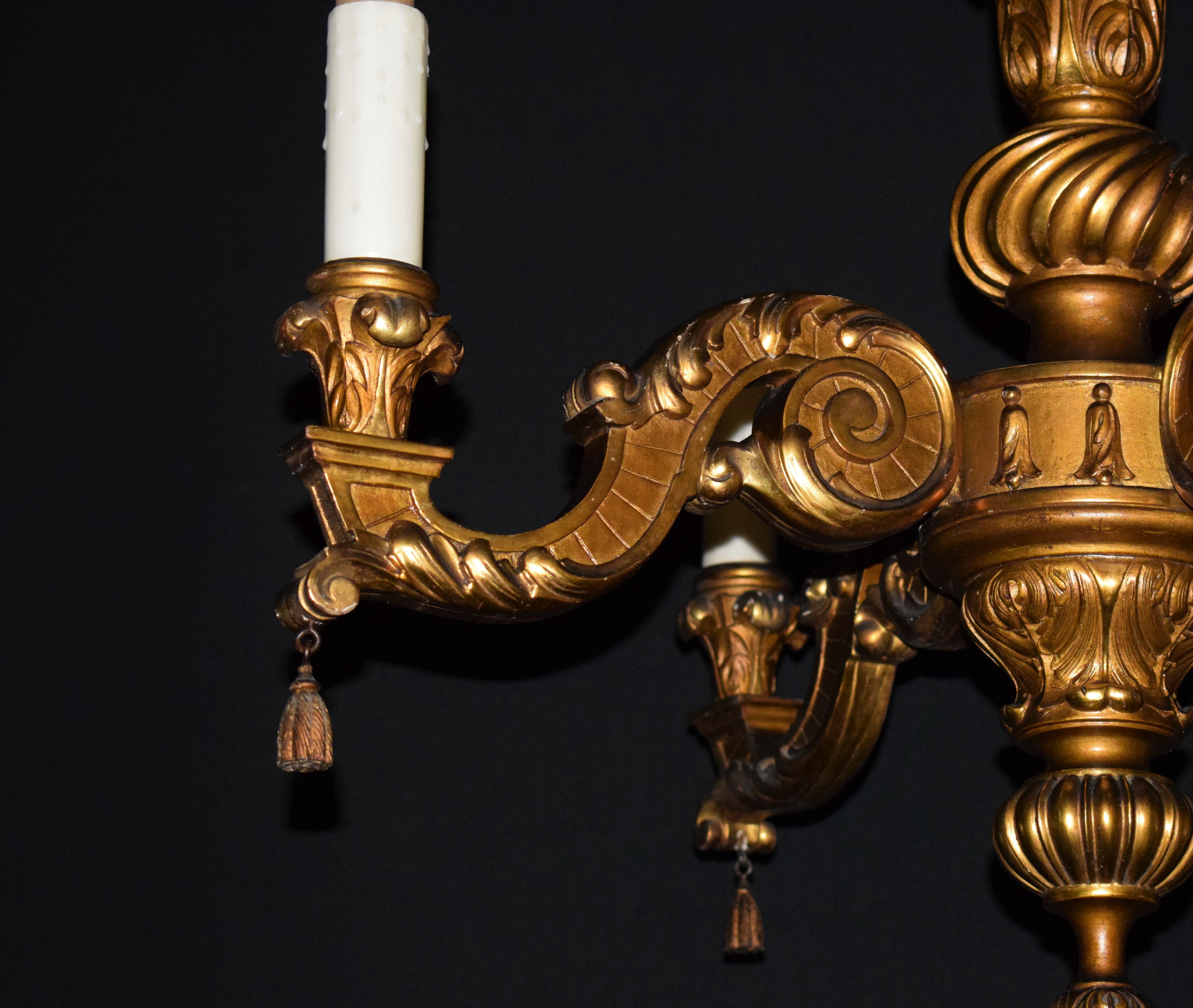 Très beau lustre en bois doré de style Régence. France, vers 1910. 4 lumières
Dimensions : Hauteur 29