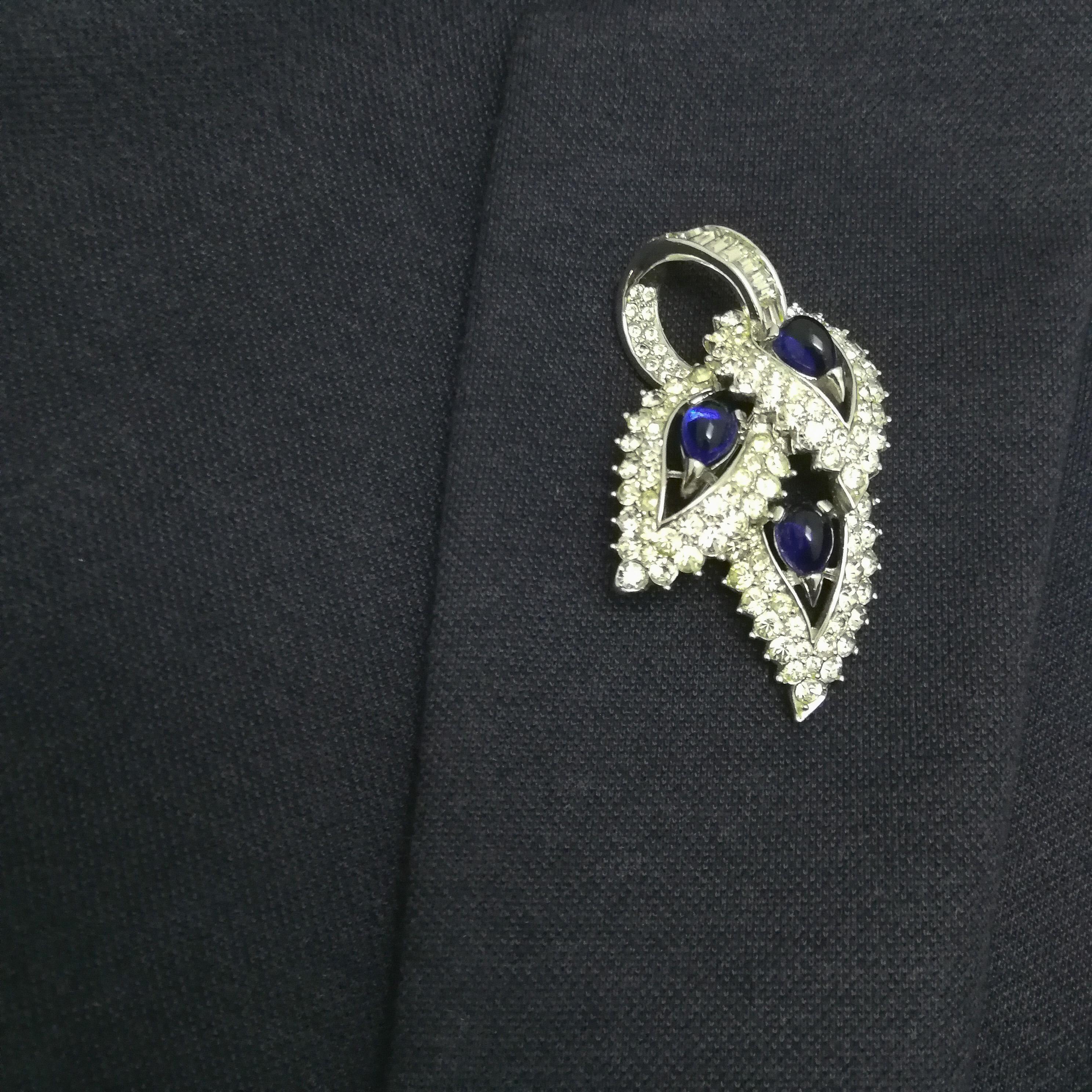 A very fine sapphire glass cabuchon and clear paste brooch, Boucher, USA, 1960 For Sale 3