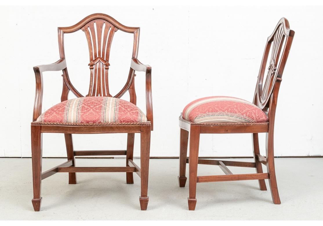 20ième siècle Très bel ensemble de seize chaises de salle à manger à dossier bouclier en vente
