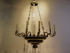 Un raffinato lampadario in argento e bronzo di gusto Regency.