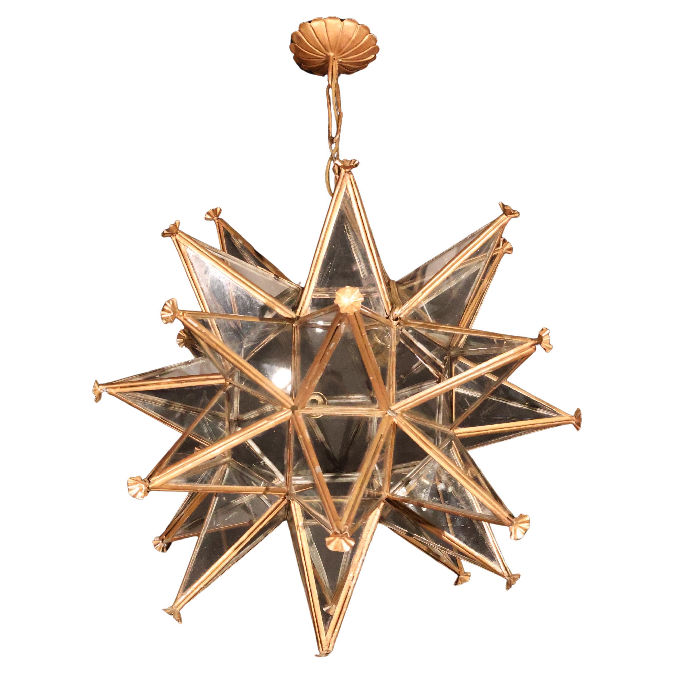 Pendentif en forme d'étoile en fer et verre à 26 pointes. 1 Lumière.
Dimensions : Hauteur 24