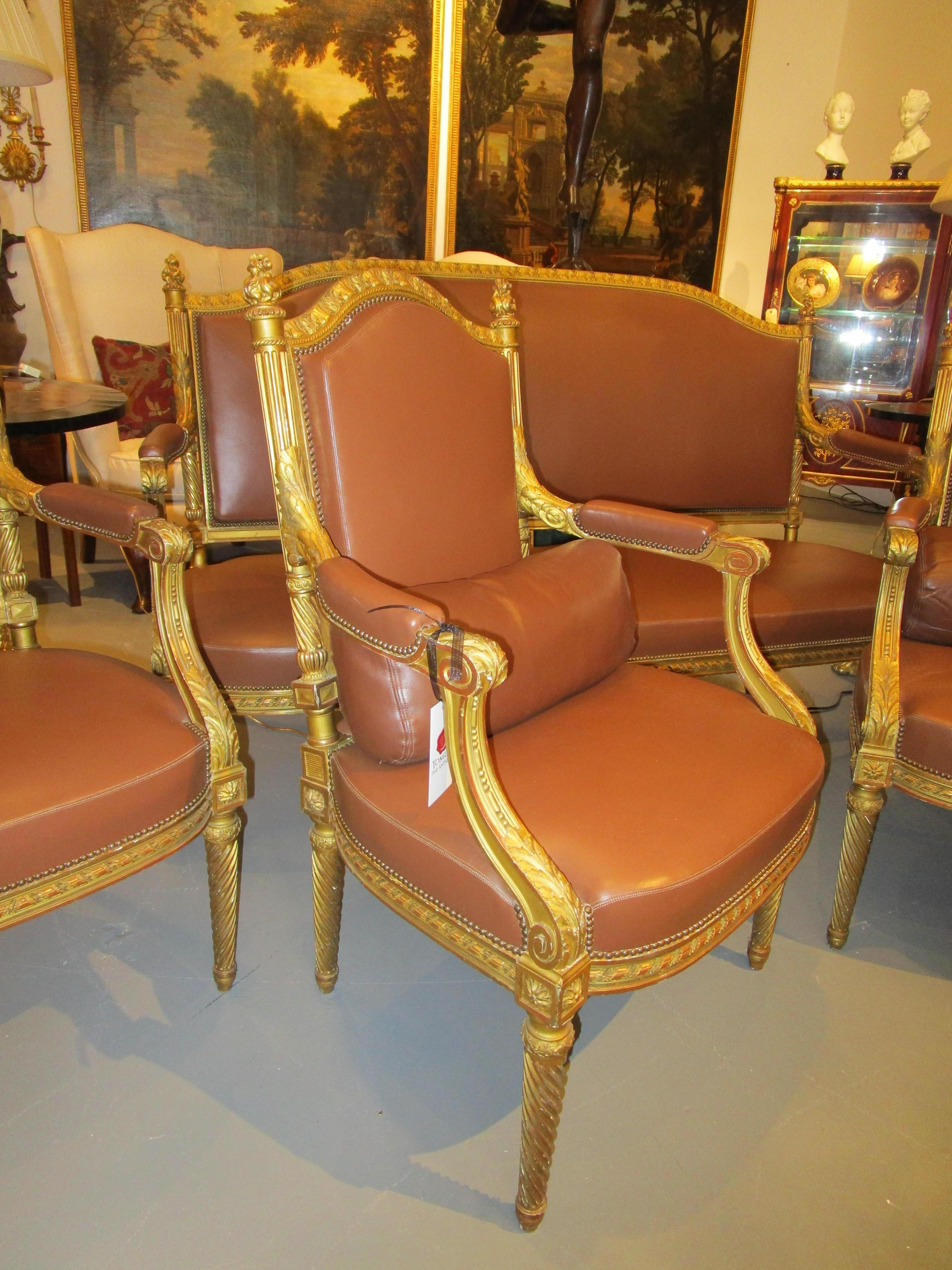 Eine sehr schöne Garnitur aus geschnitzten Louis-XVI-Sesseln aus vergoldetem Holz des 19. Jahrhunderts und ein Sofa (Louis XVI.) im Angebot