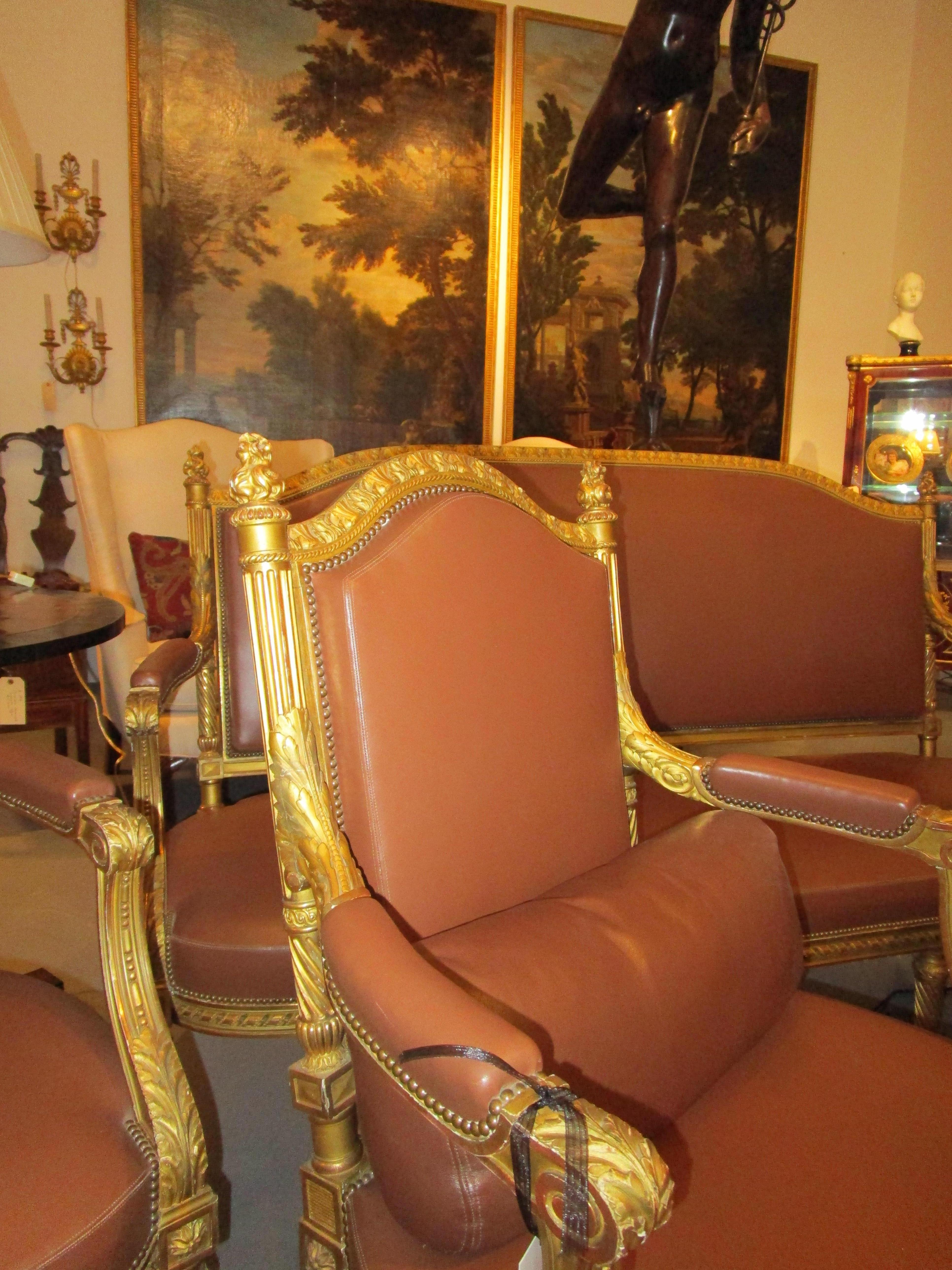 Eine sehr schöne Garnitur aus geschnitzten Louis-XVI-Sesseln aus vergoldetem Holz des 19. Jahrhunderts und ein Sofa (Handgeschnitzt) im Angebot