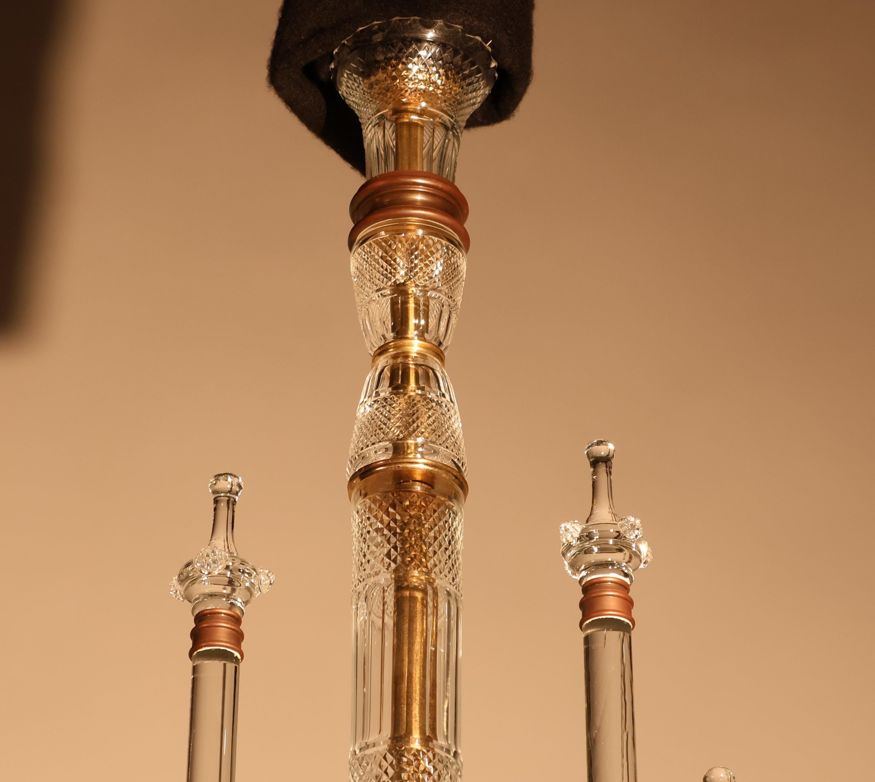 Ein sehr feiner zweiflammiger Kronleuchter aus Kristall und Bronze (Frühes 20. Jahrhundert) im Angebot
