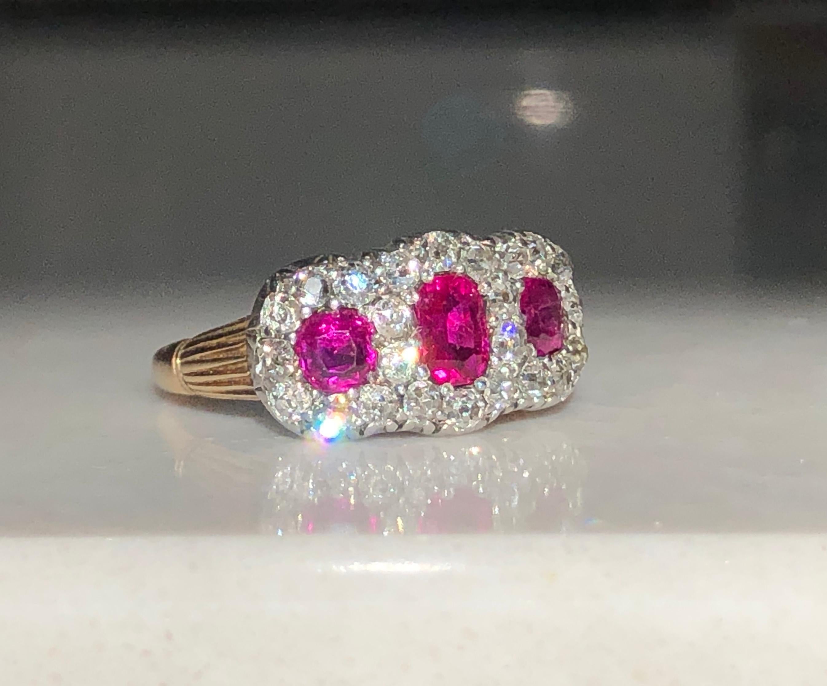 Antiker viktorianischer Dreistein-Rubin-Diamant-Ring aus der Zeit im Zustand „Hervorragend“ in Banbury, GB
