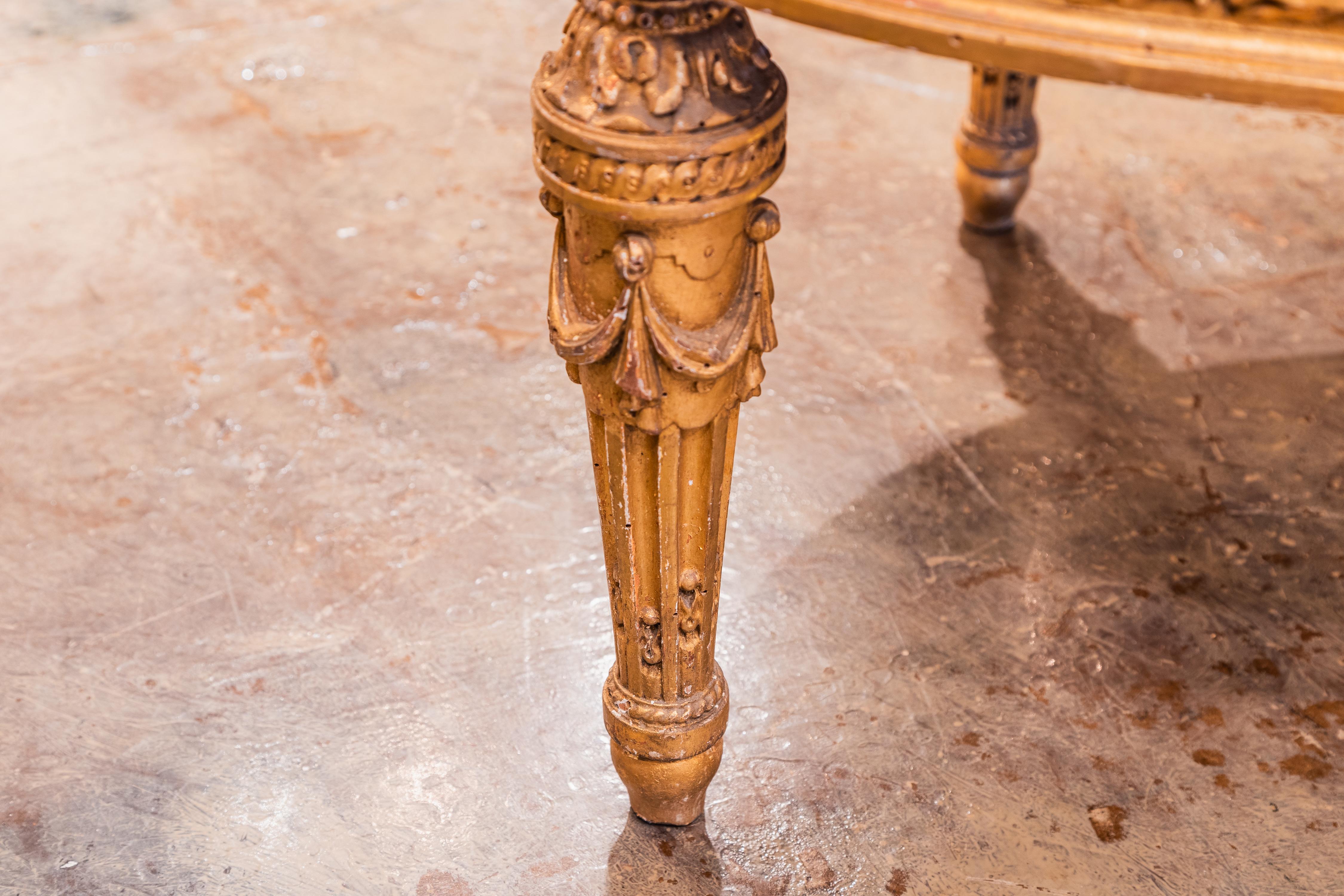 Très belle bergère Louis XVI du XIXe siècle, sculptée et dorée.