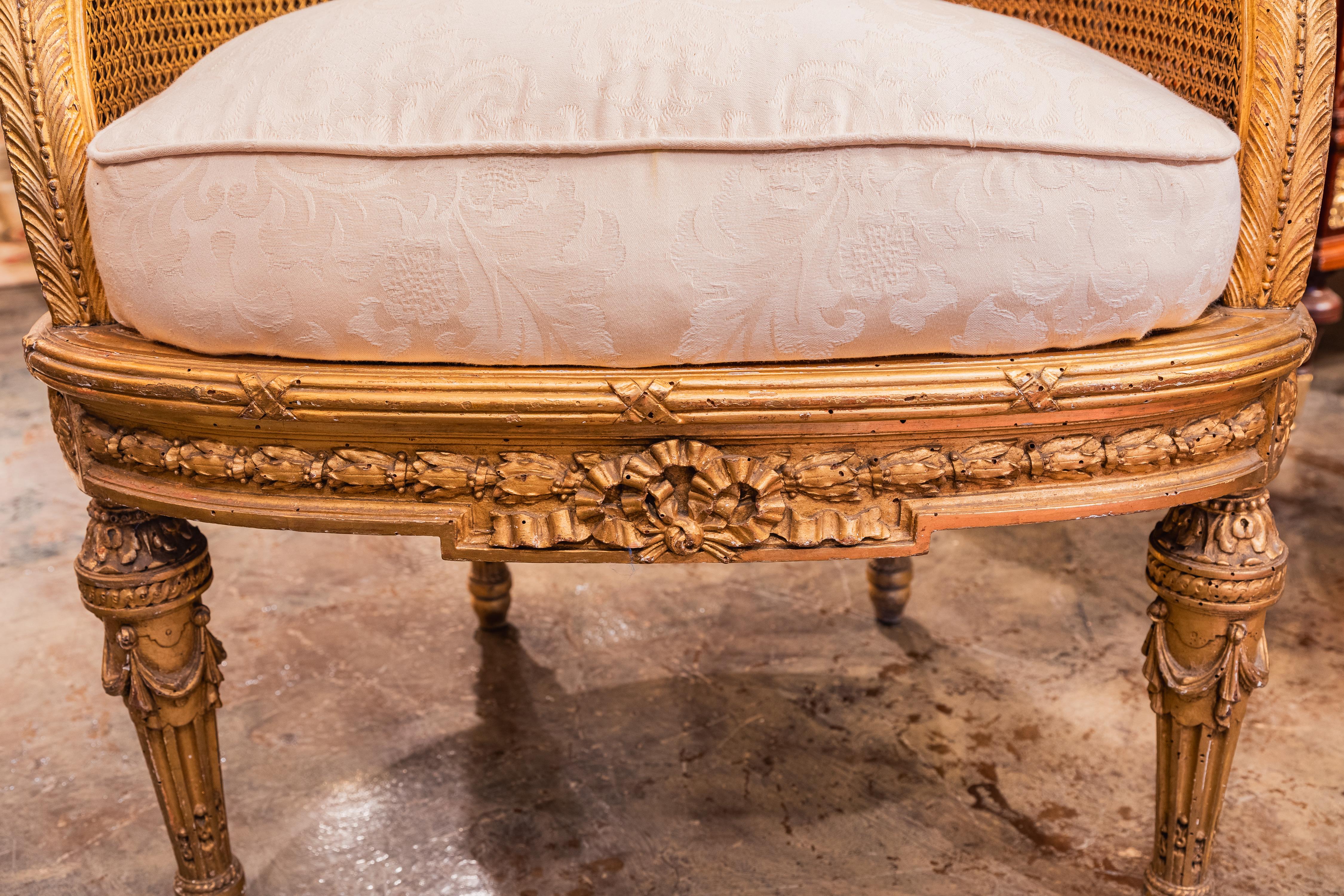 Français Très bonne bergère du XIXe siècle de style Louis XVI, sculptée de cannes et de dorures. en vente
