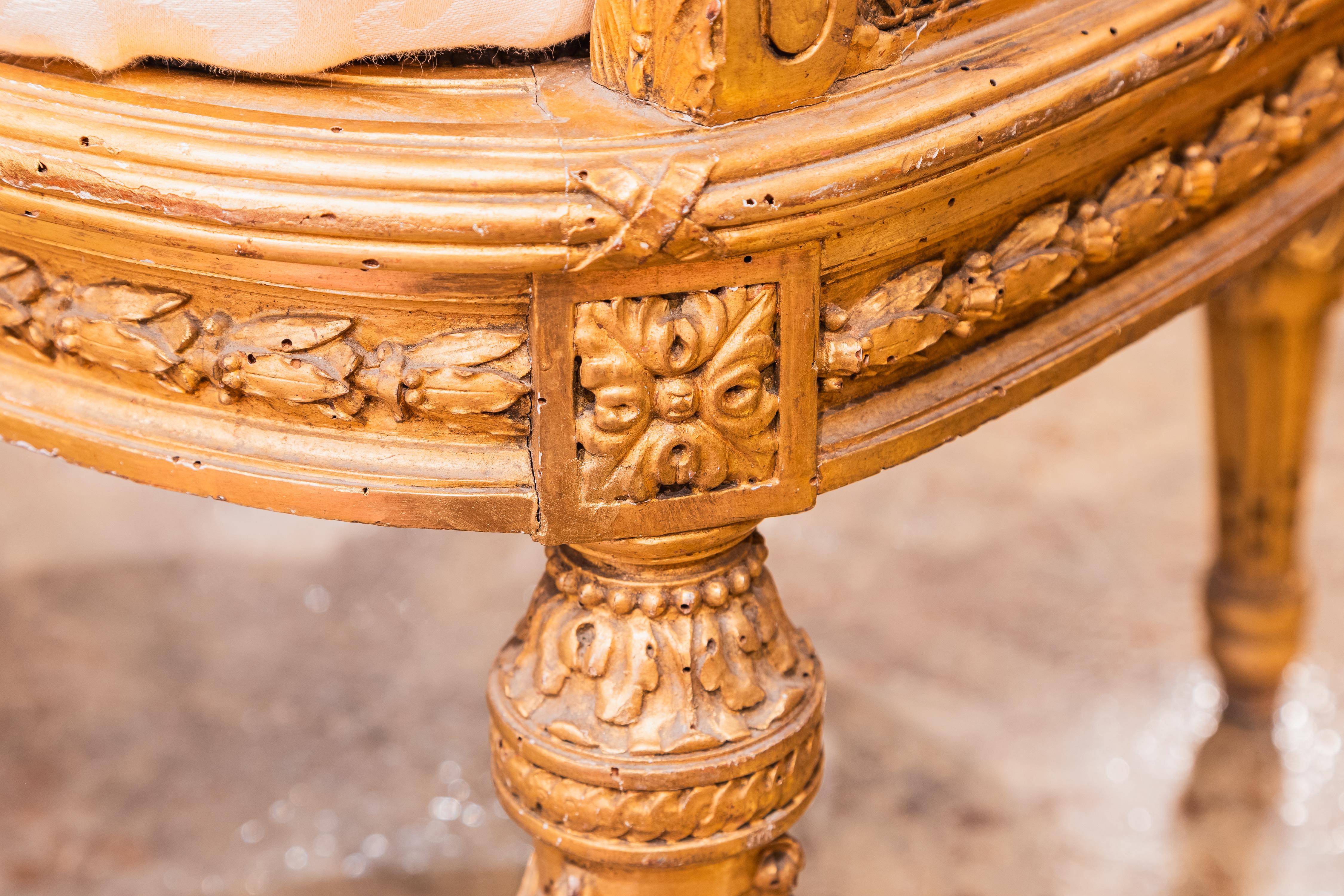 Sculpté à la main Très bonne bergère du XIXe siècle de style Louis XVI, sculptée de cannes et de dorures. en vente