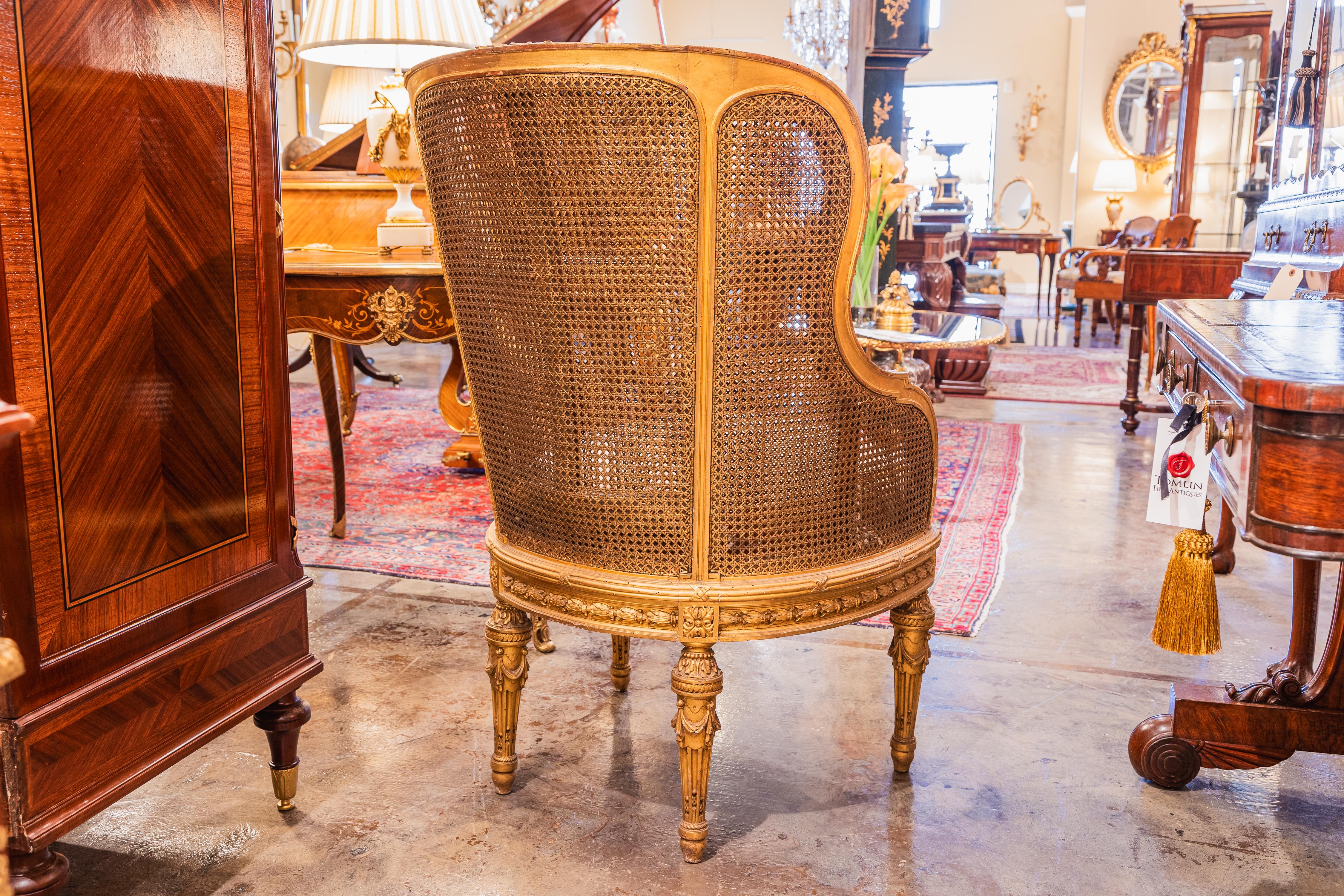 Bois doré Très bonne bergère du XIXe siècle de style Louis XVI, sculptée de cannes et de dorures. en vente