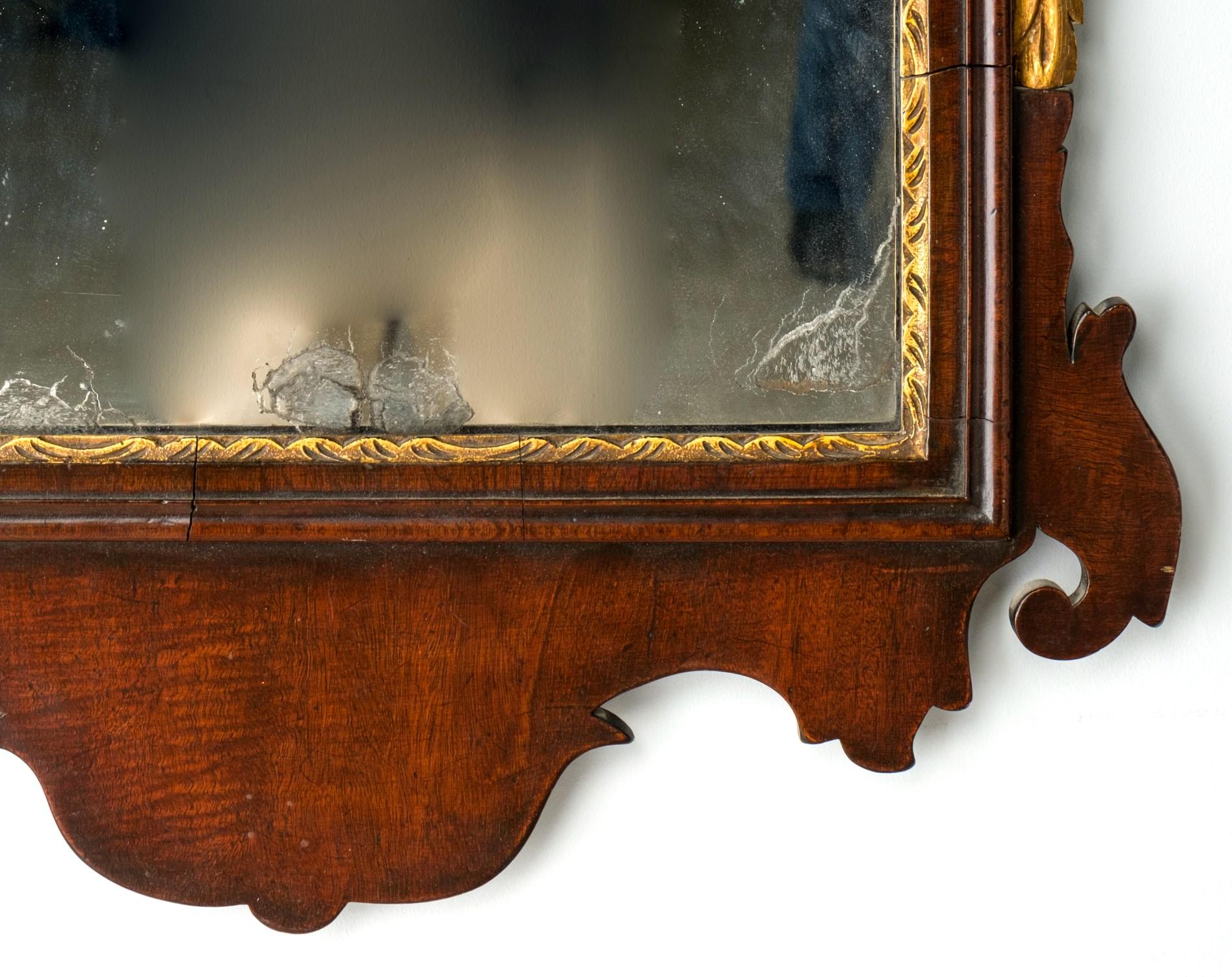 American Very Good 19th Century Mahogany Constitutional Style Mirror, USA Circa 1880 For Sale