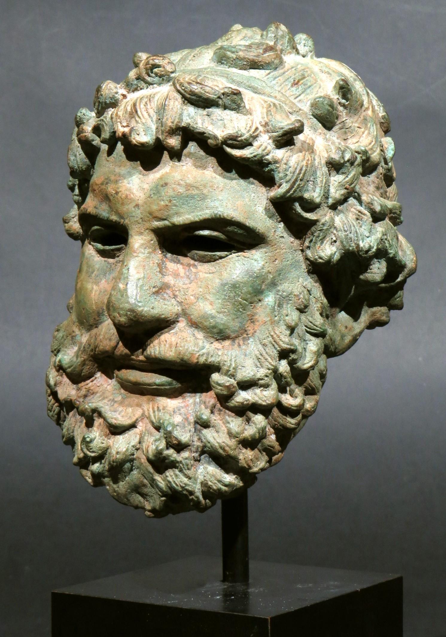 Muy buena cabeza de Zeus de bronce del s. XX según la antigüedad, probablemente continental Helenístico en venta