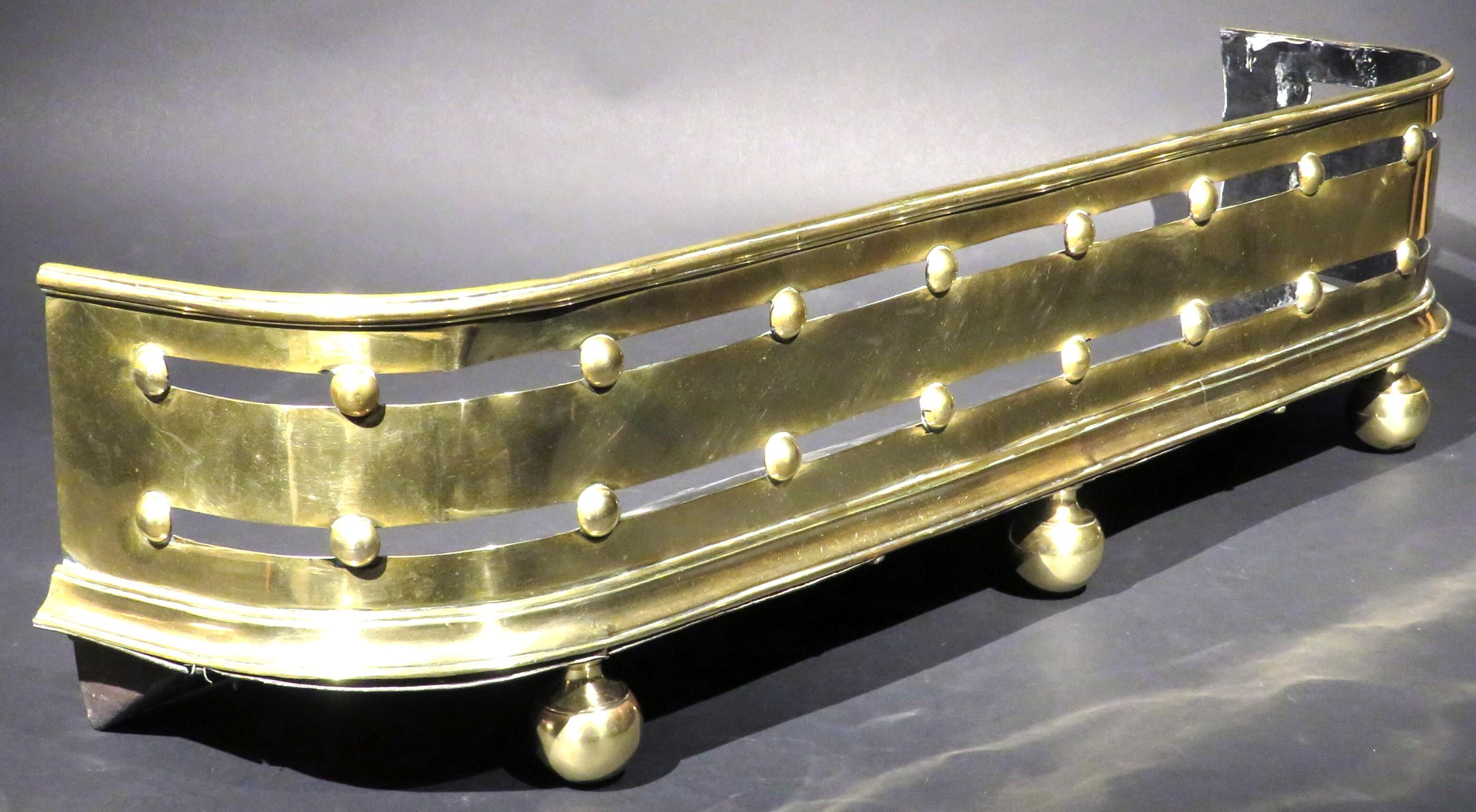 English A Very Good 19th Century Victorian Brass Fire Fender, England Circa 1880 For Sale