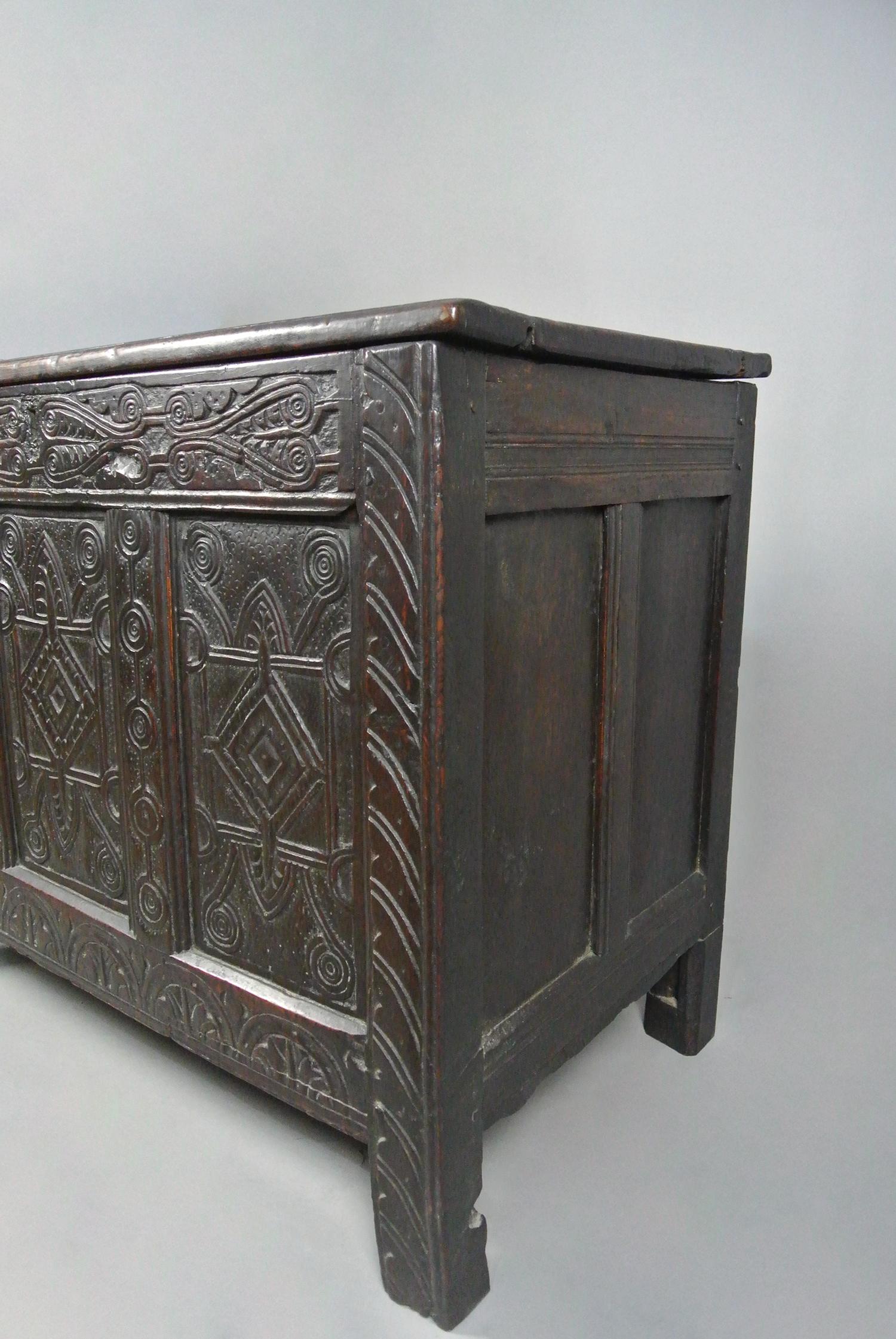 A Very Good Early English Oak Coffer c. 1600 For Sale 2