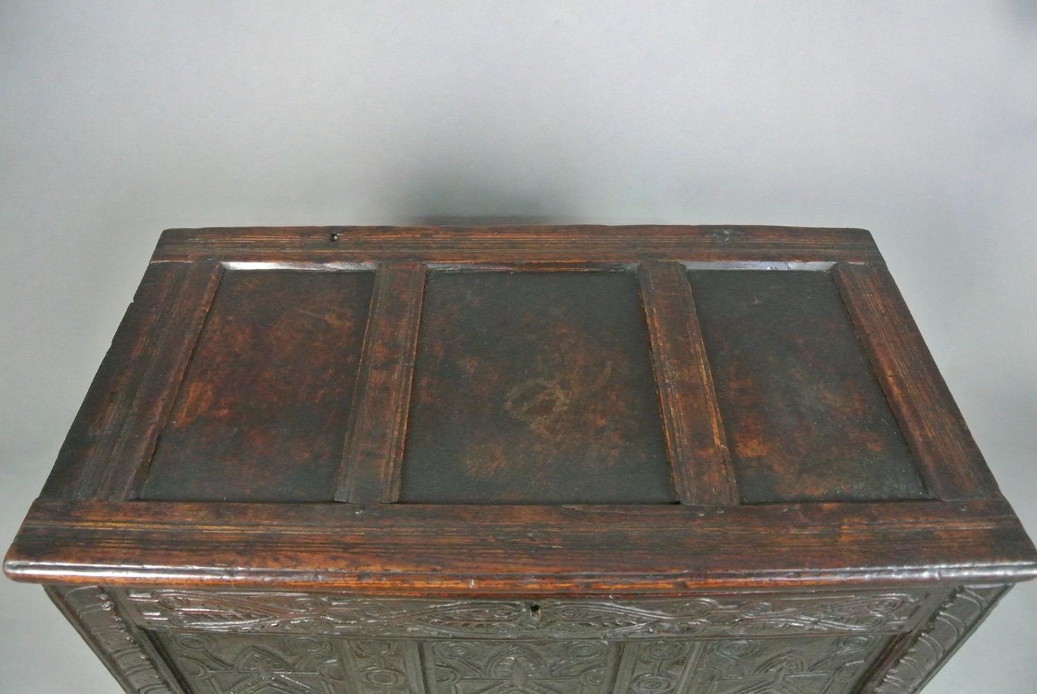 A Very Good Early English Oak Coffer c. 1600 For Sale 3