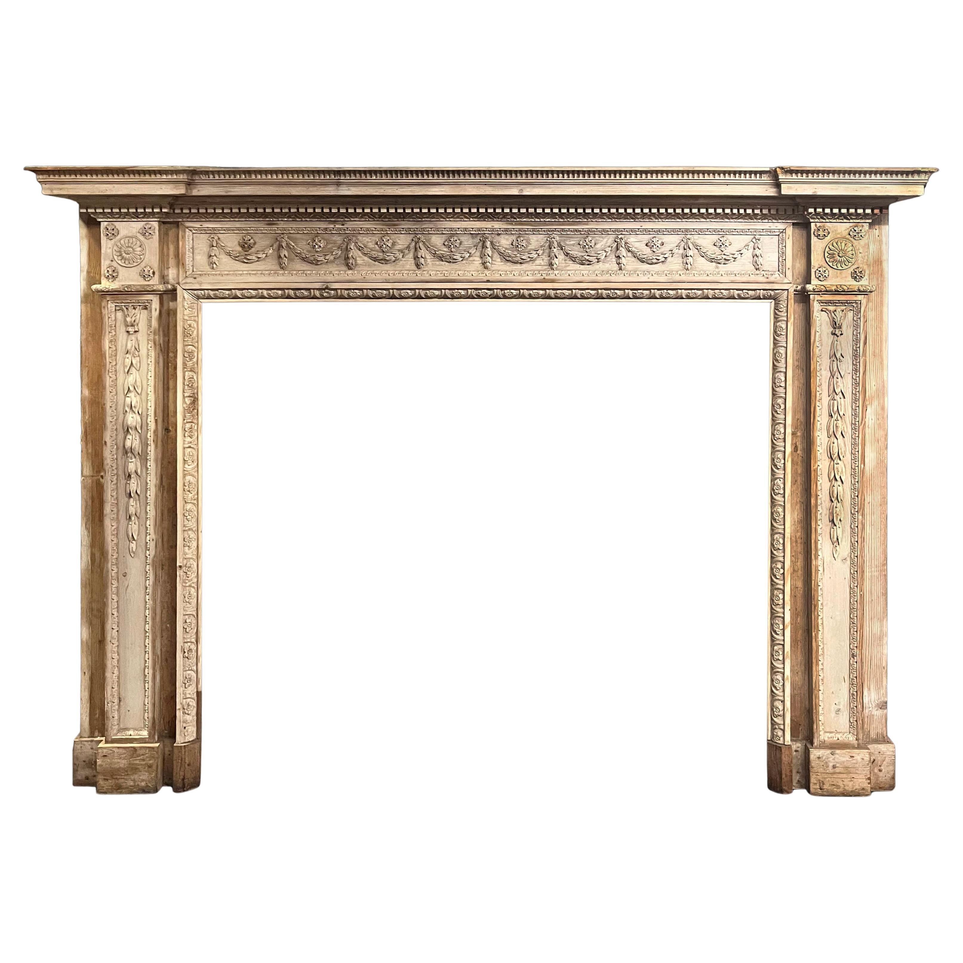 Très bonne cheminée néoclassique en pin sculpté de la fin du XVIIIe siècle.