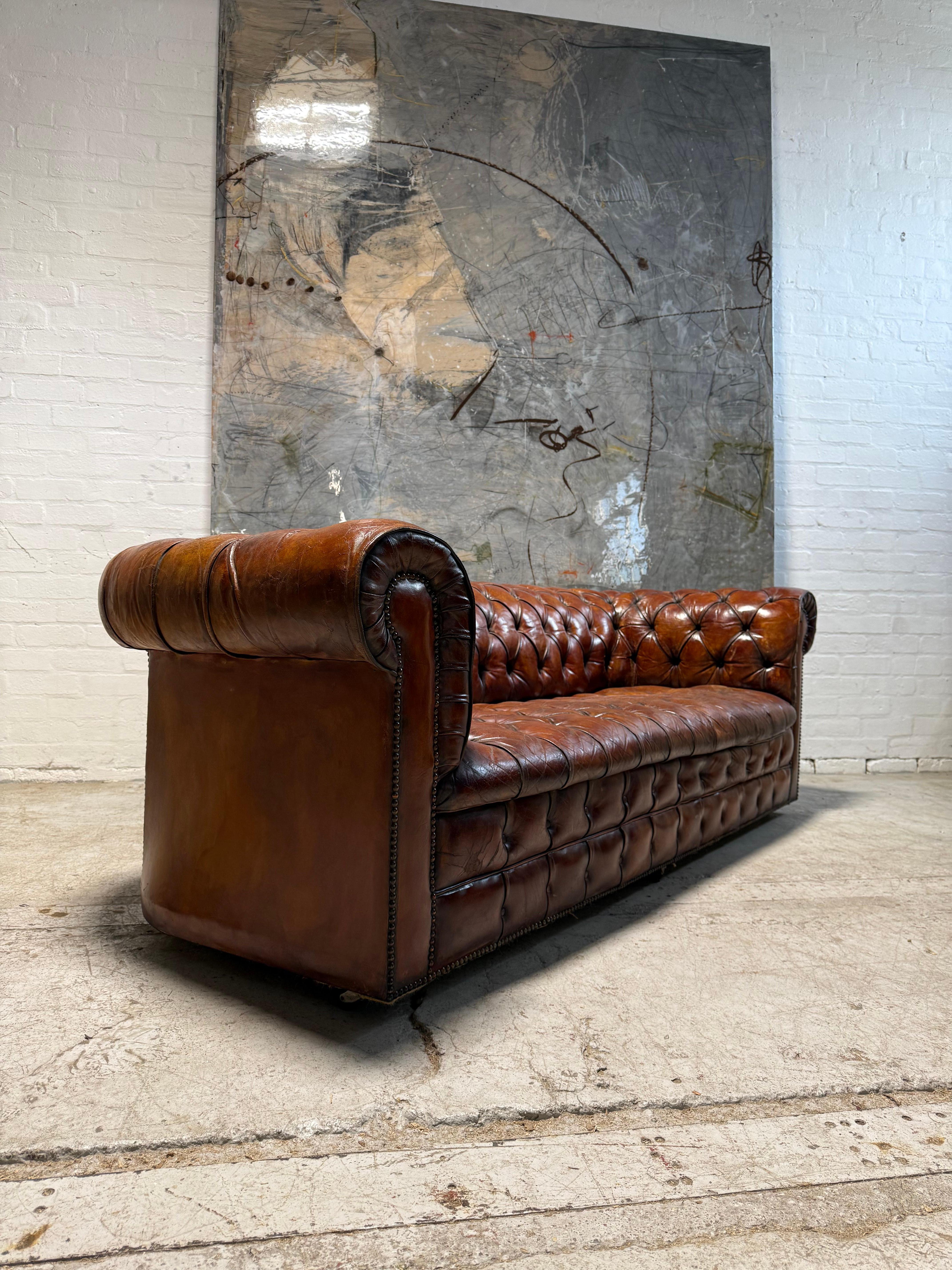 A Very Good MidC Hand Dyed Leather Chesterfield Sofa - Horse Hair Filled In Good Condition For Sale In London, GB