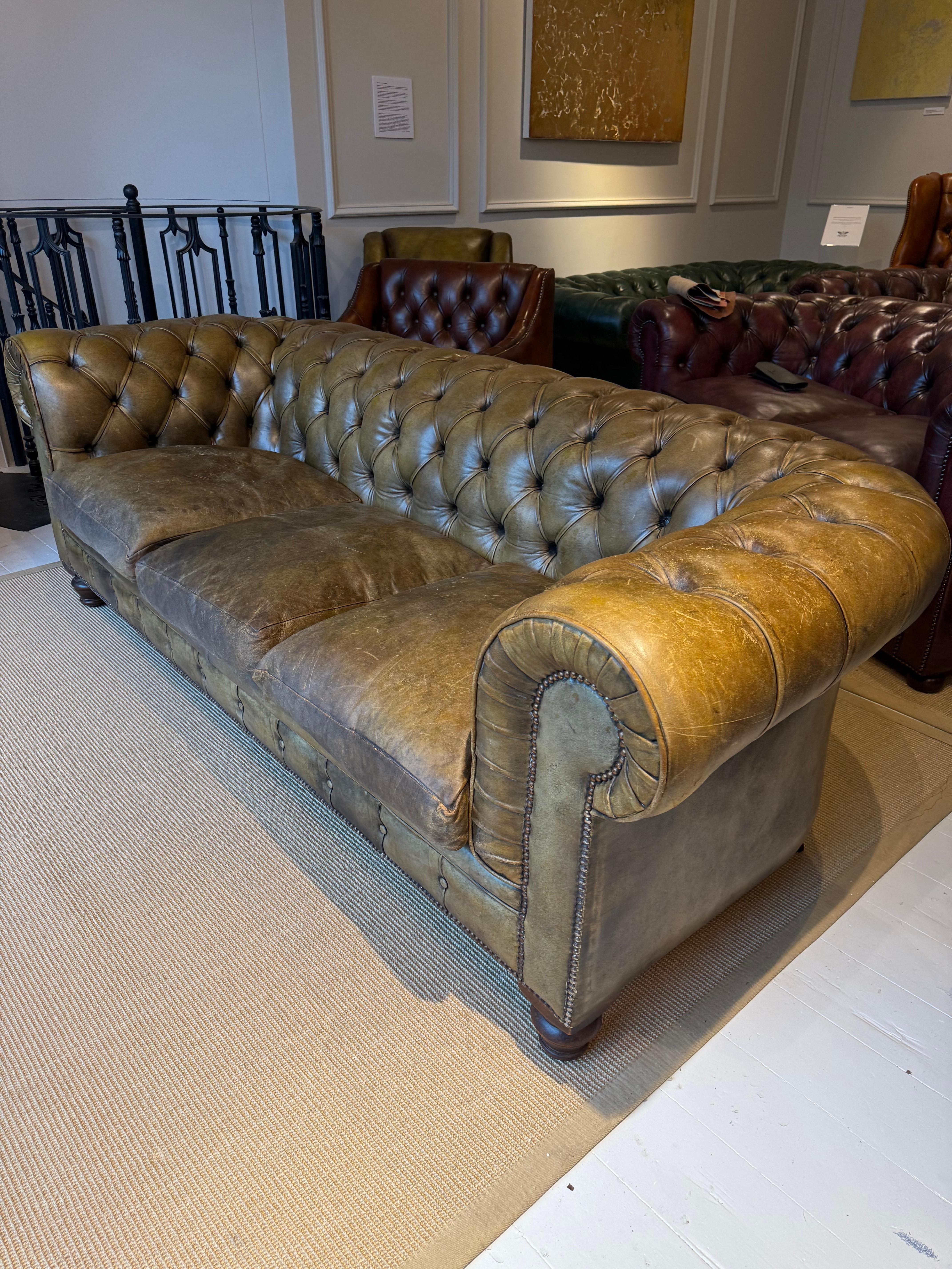 A Very Good MidC Hand Dyed Leather Chesterfield Sofa - Horse Hair Filled In Good Condition For Sale In London, GB