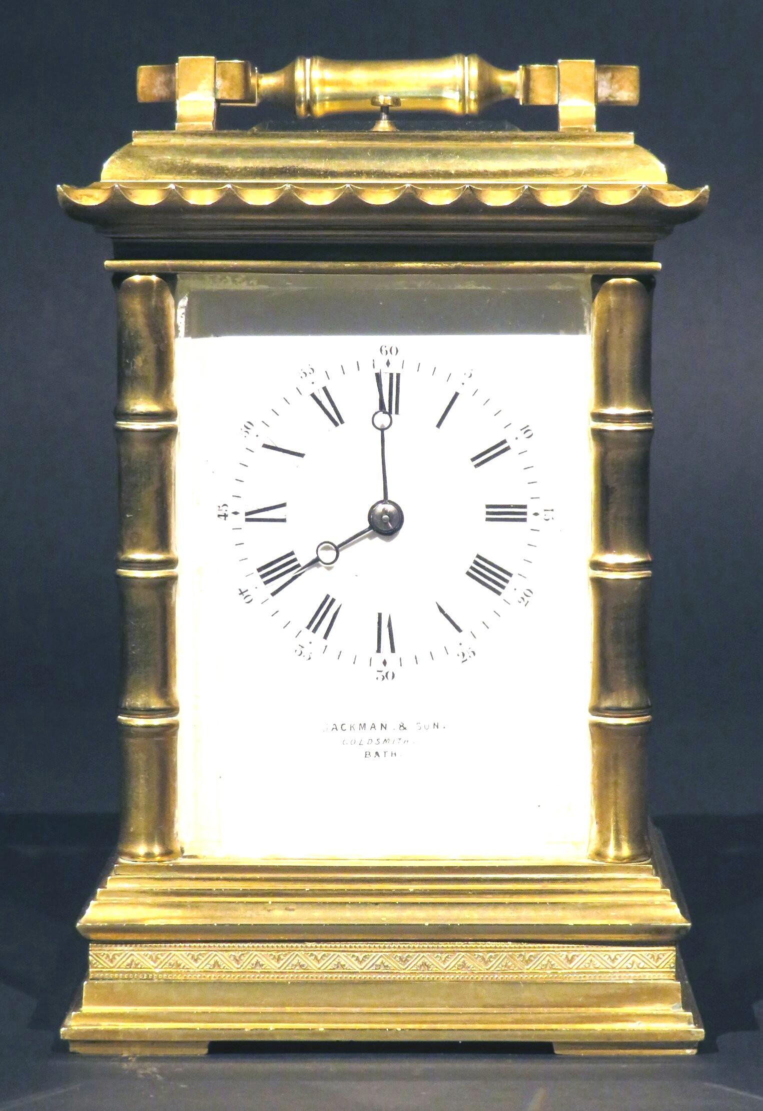 Un orologio da carrozza francese del XIX secolo, molto bello e pesante, con accenti di ispirazione orientale. La cassa presenta colonne stilizzate a forma di bambù che si innalzano su un piano in stile pagoda dotato di una maniglia per il trasporto