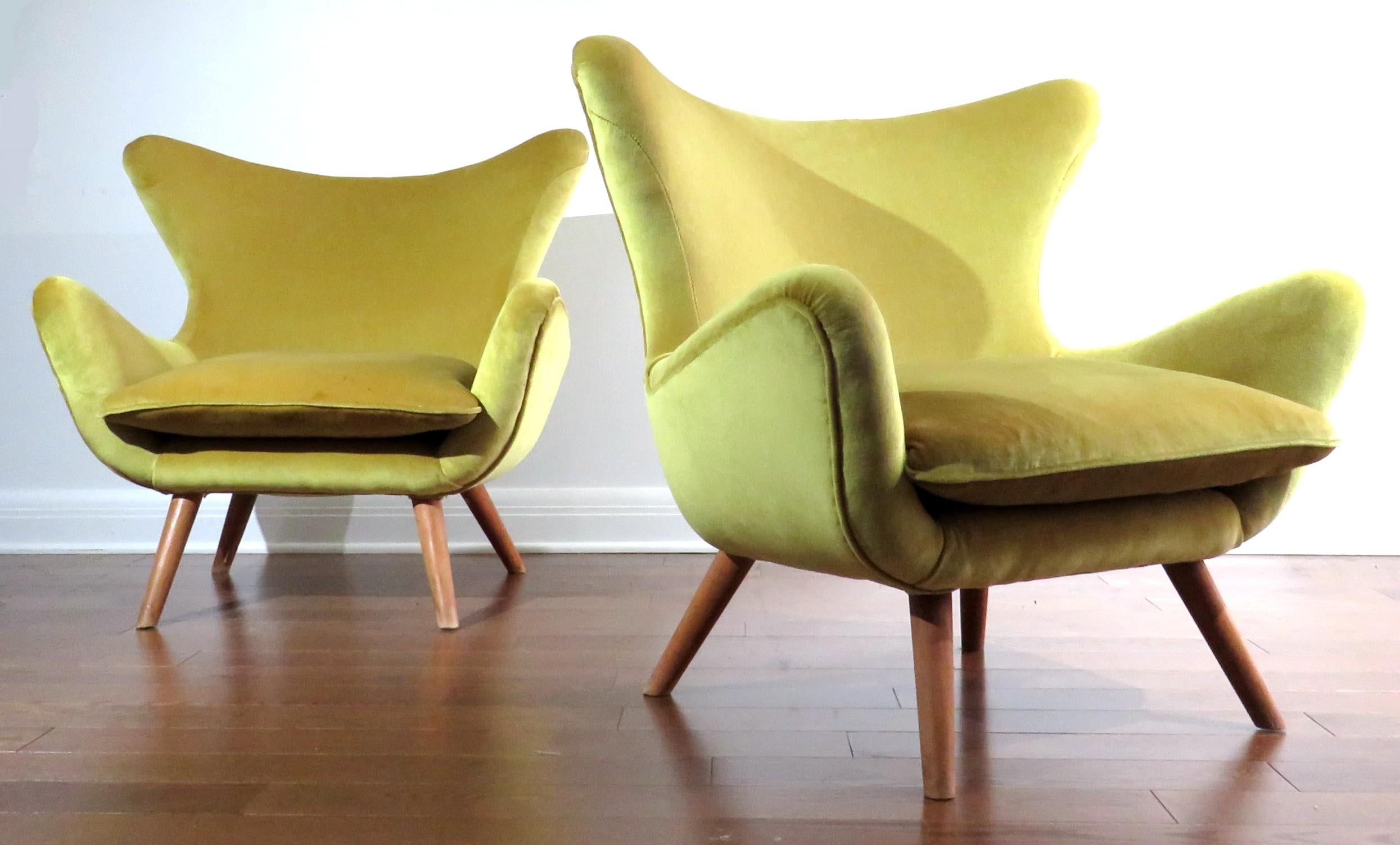 Une paire de chaises longues MCM très élégante, peut-être de conception italienne. 
Tous deux sont recouverts de ce qui semble être leur tissu d'origine en velours de couleur 